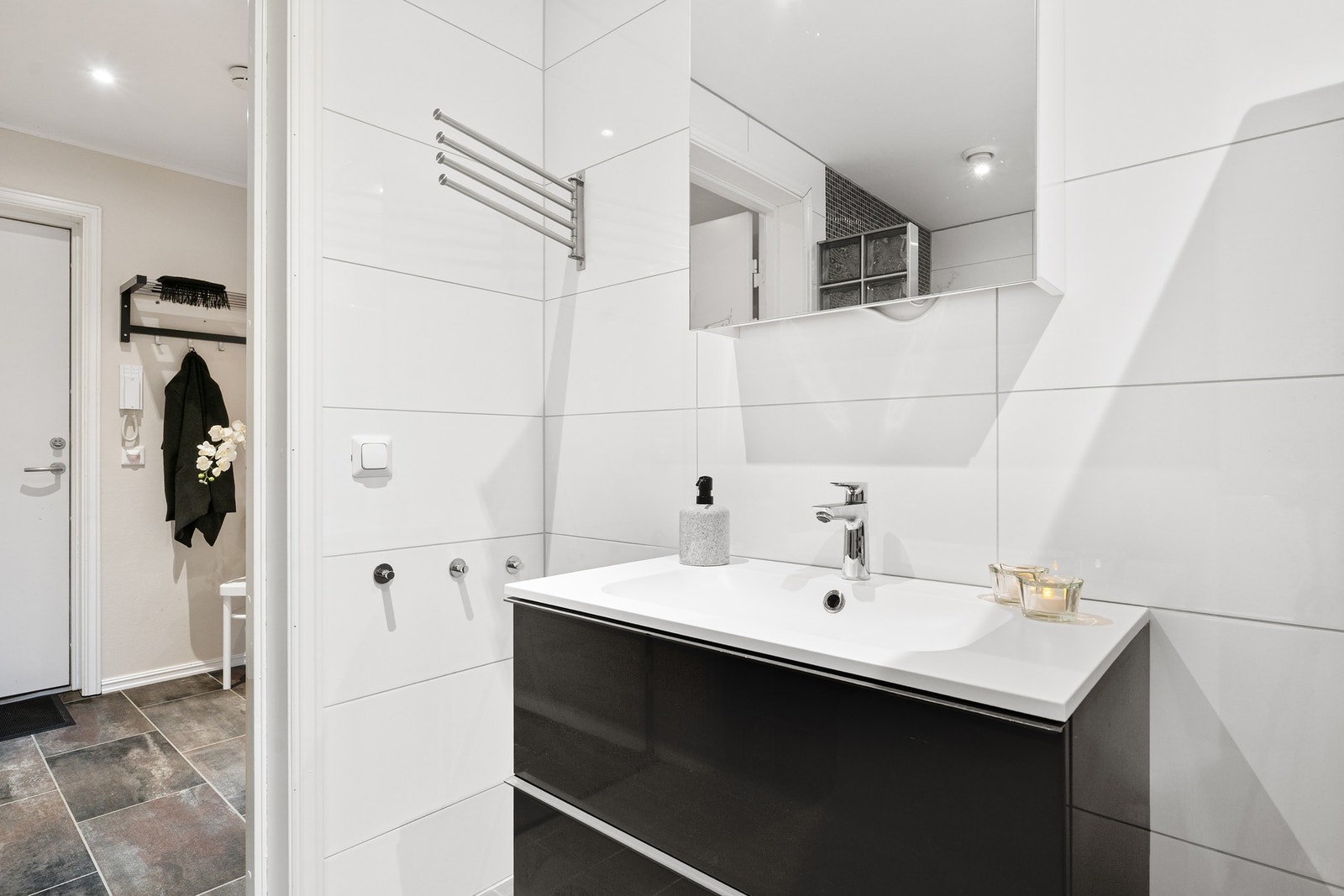 Moderne og stilrene farger og materialvalg på badet. Galleribilde