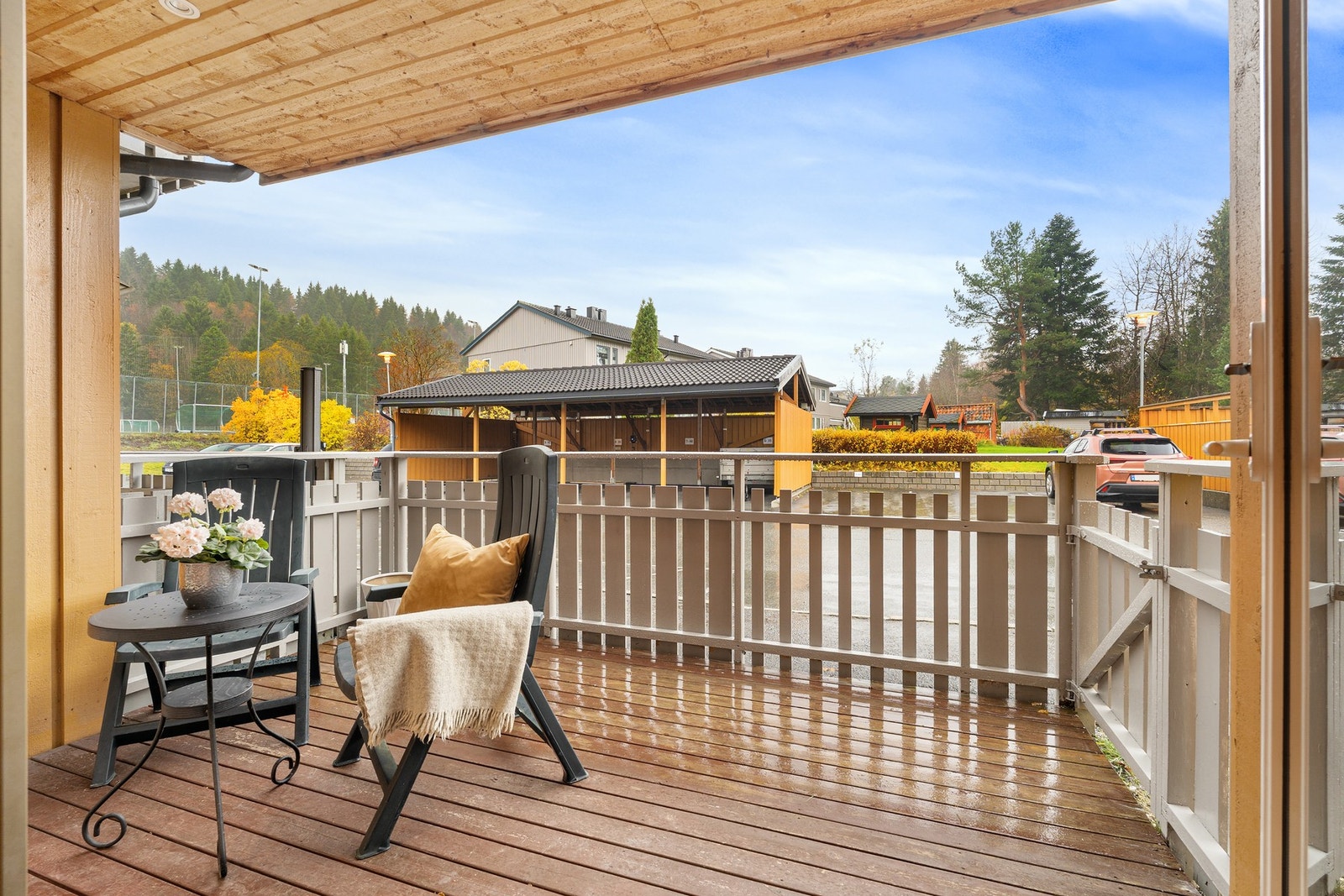 Verandaen har rikelig med plass til ønsket utemøblement. Galleribilde