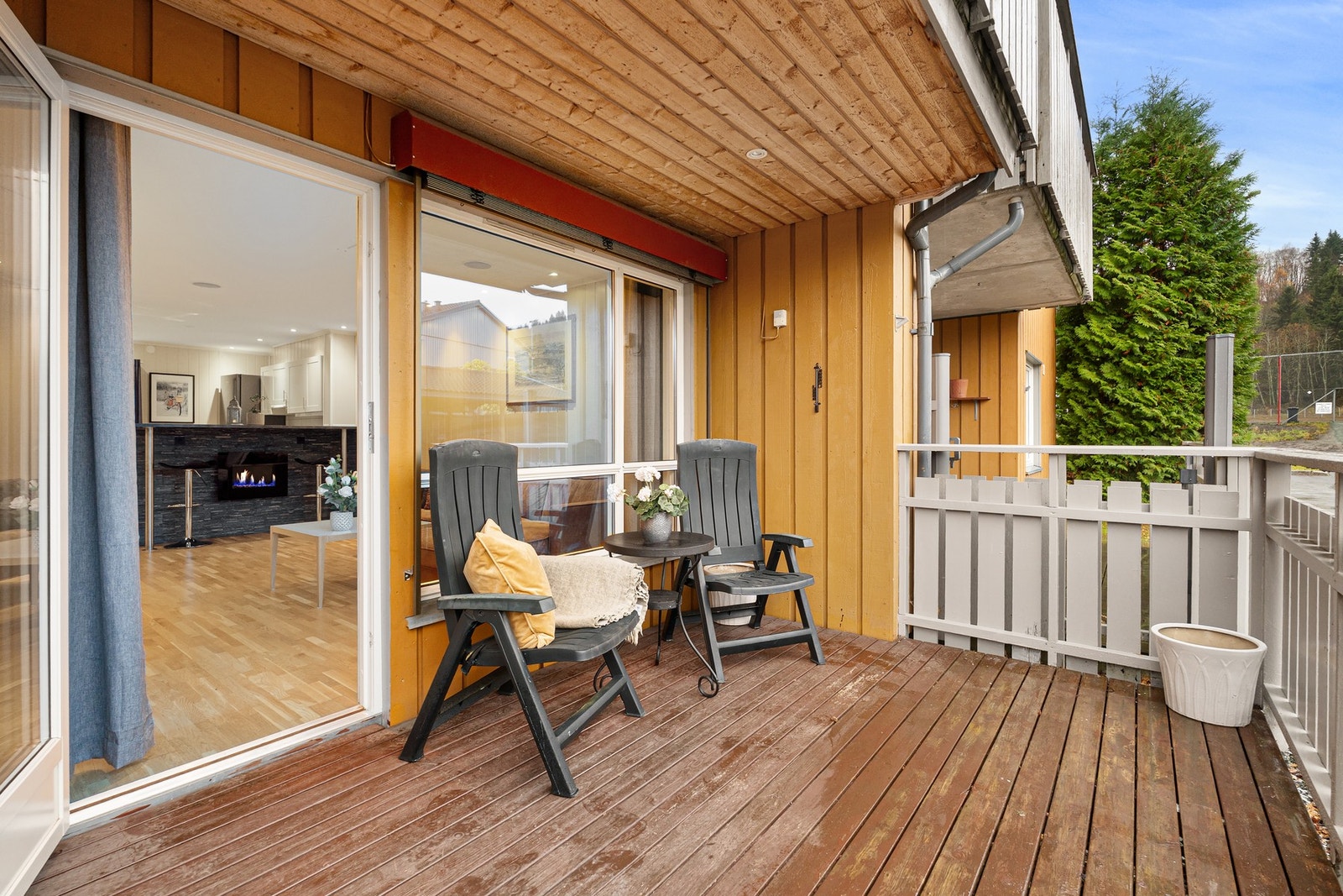 Leiligheten har en vestvendt veranda med mye kveldssol. Galleribilde