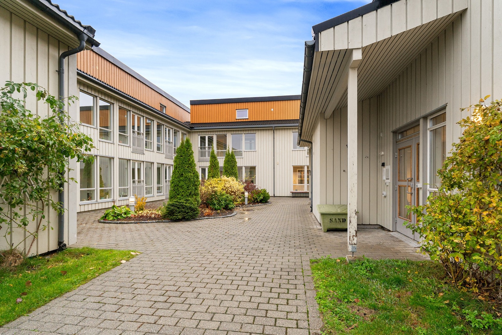 Inngangsparti. Det er mulighet for å komme inn i boligen fra begge sider av bygget. Galleribilde