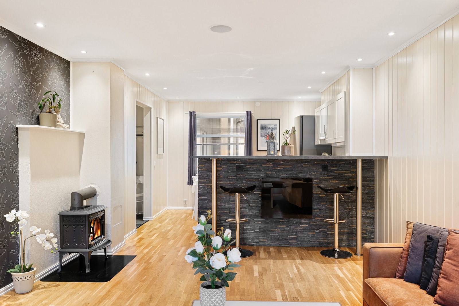 Den delvis åpne løsningen mellom stua og kjøkkenet bidrar til en god romfølelse. Galleribilde