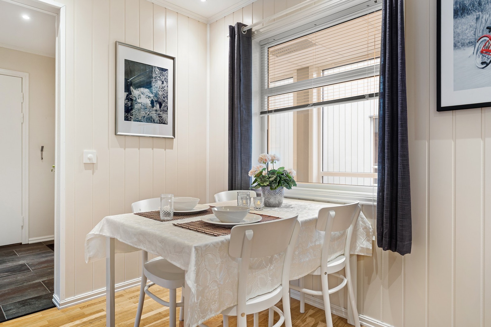 Det er også plass til trivelig spisebord på kjøkkenet. Galleribilde