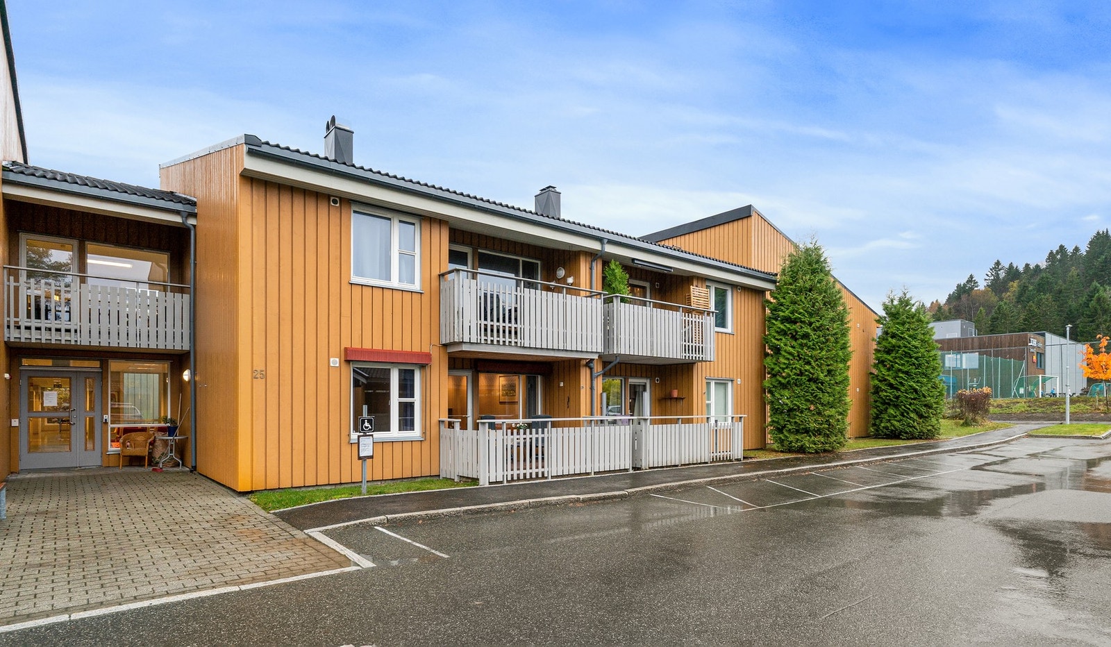 Leiligheten fremstår som stor og romslig med etterspurt beliggenhet i sameiet Sjetne Park - et veldrevet sameie med fin beliggenhet i Sjetnemarka. Galleribilde