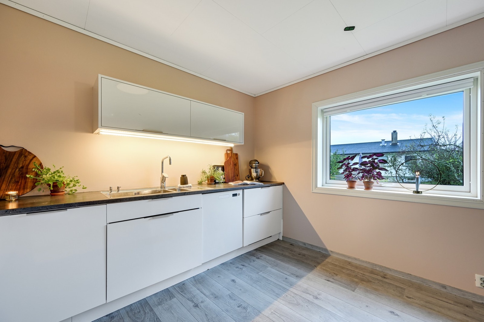 Godt med benkeplass - de to kjøleskuffene til høyre fungerer ikke lenger Galleribilde