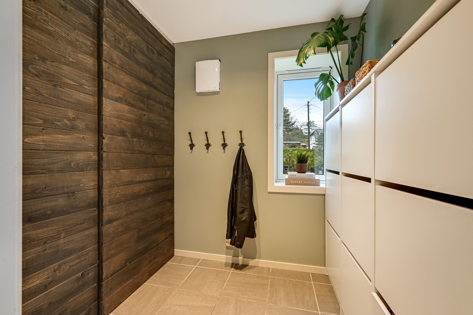 Garderobe avdeling med både skyvedørsgarderobe og skoskap Galleribilde