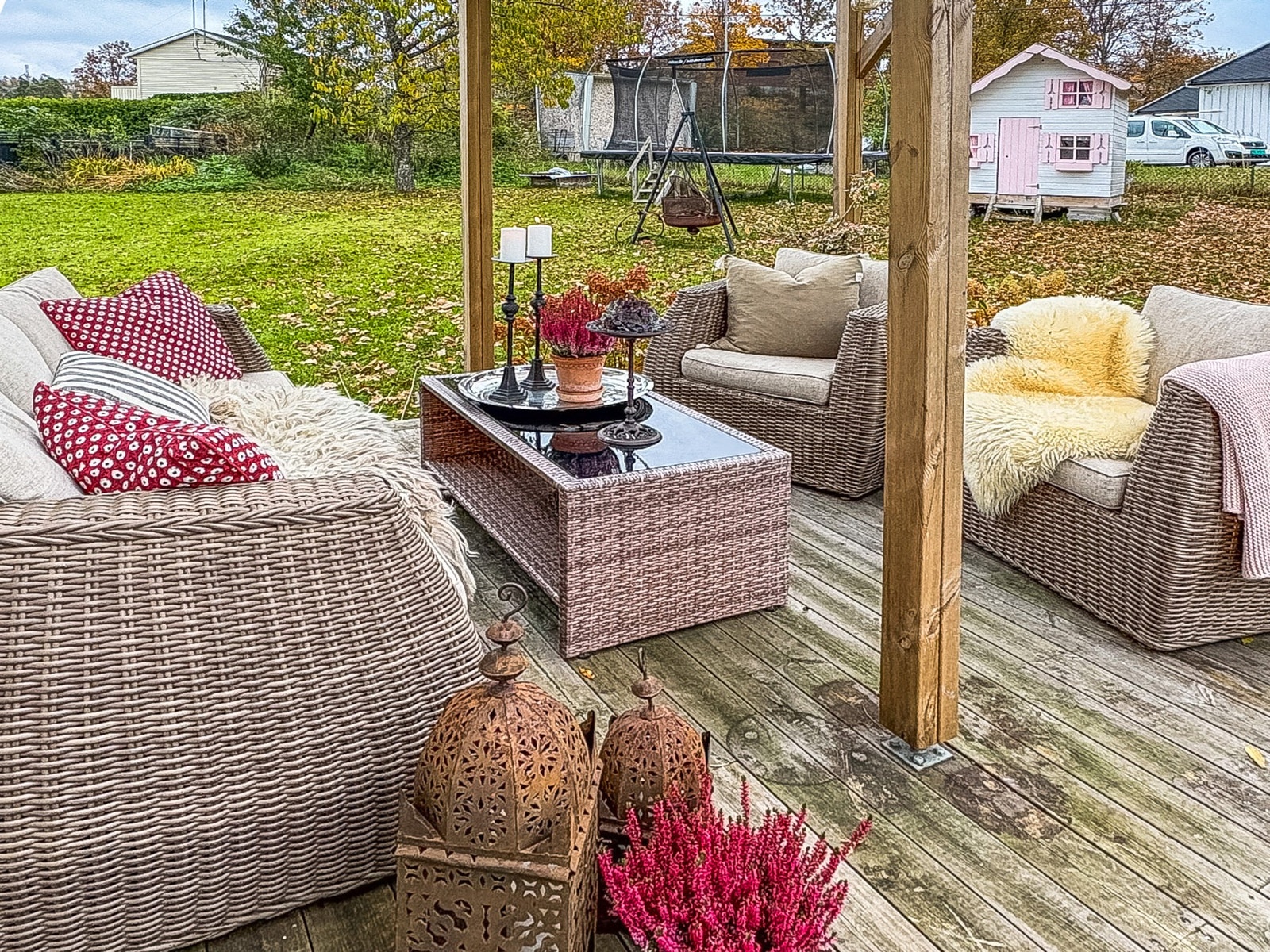 Høst i Duestien - dukkestue medfølger. Trampoline kan eventuelt kjøpes av selger Galleribilde