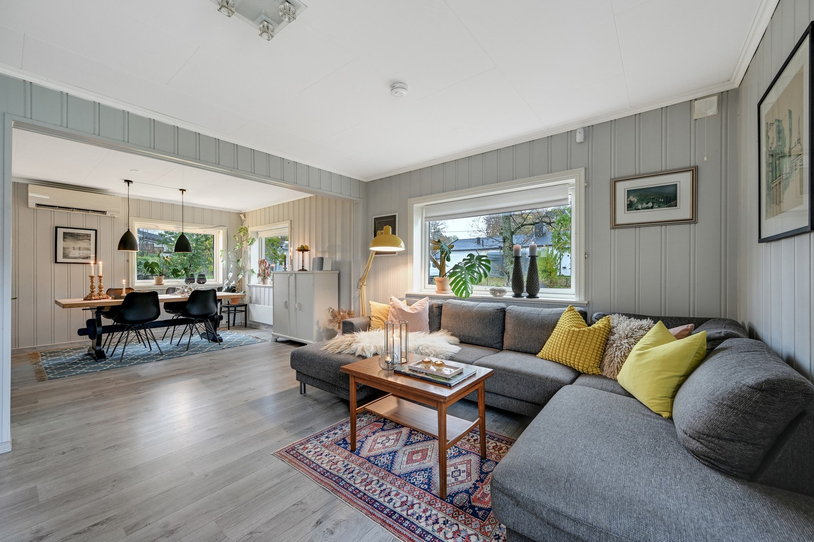 Da fortsetter vi på innsiden og vi ser mot kjøkkenet/allrommet Galleribilde