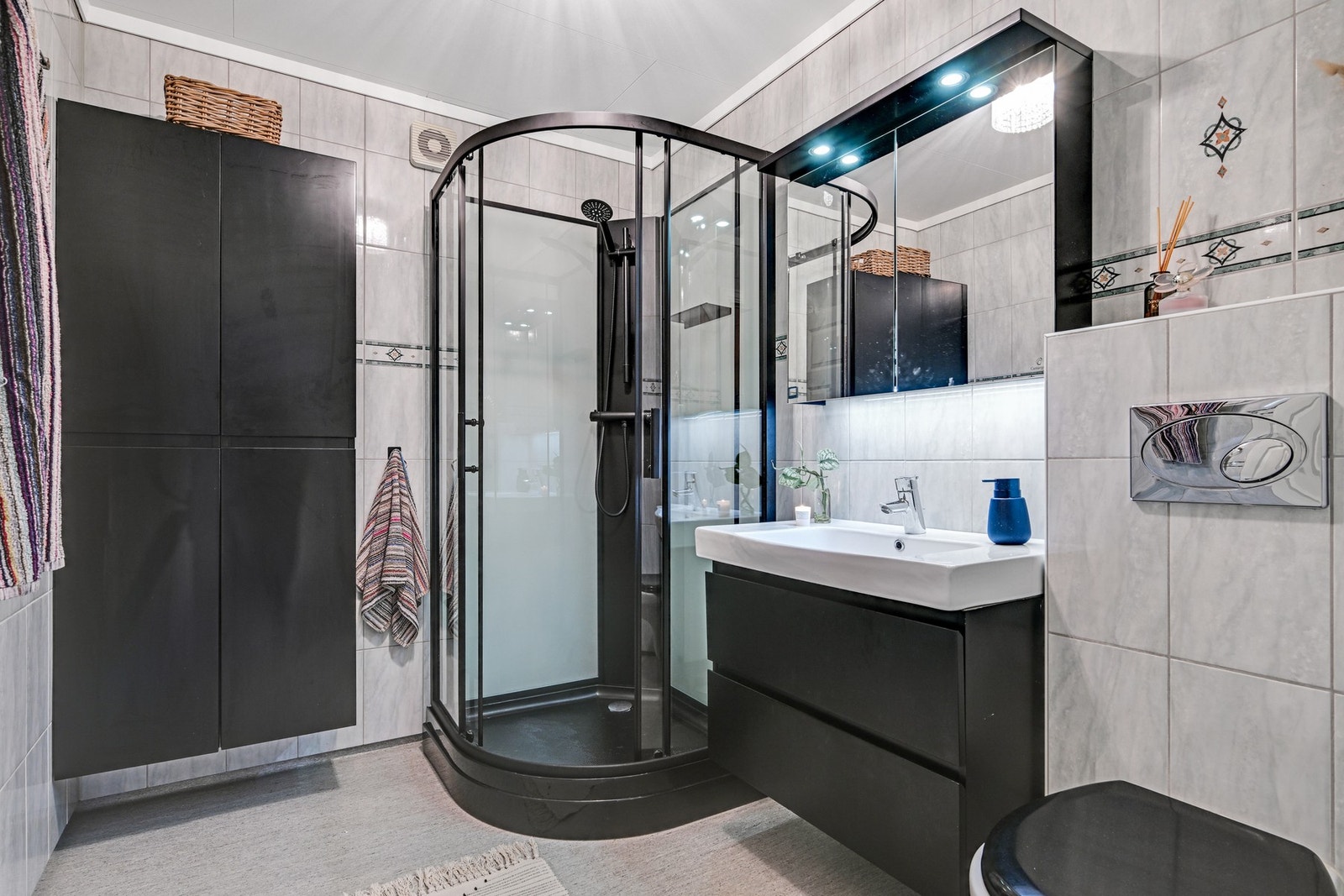 Boligens andre bad ligger i tilknytning til de to soverommene i denne etasjen Galleribilde