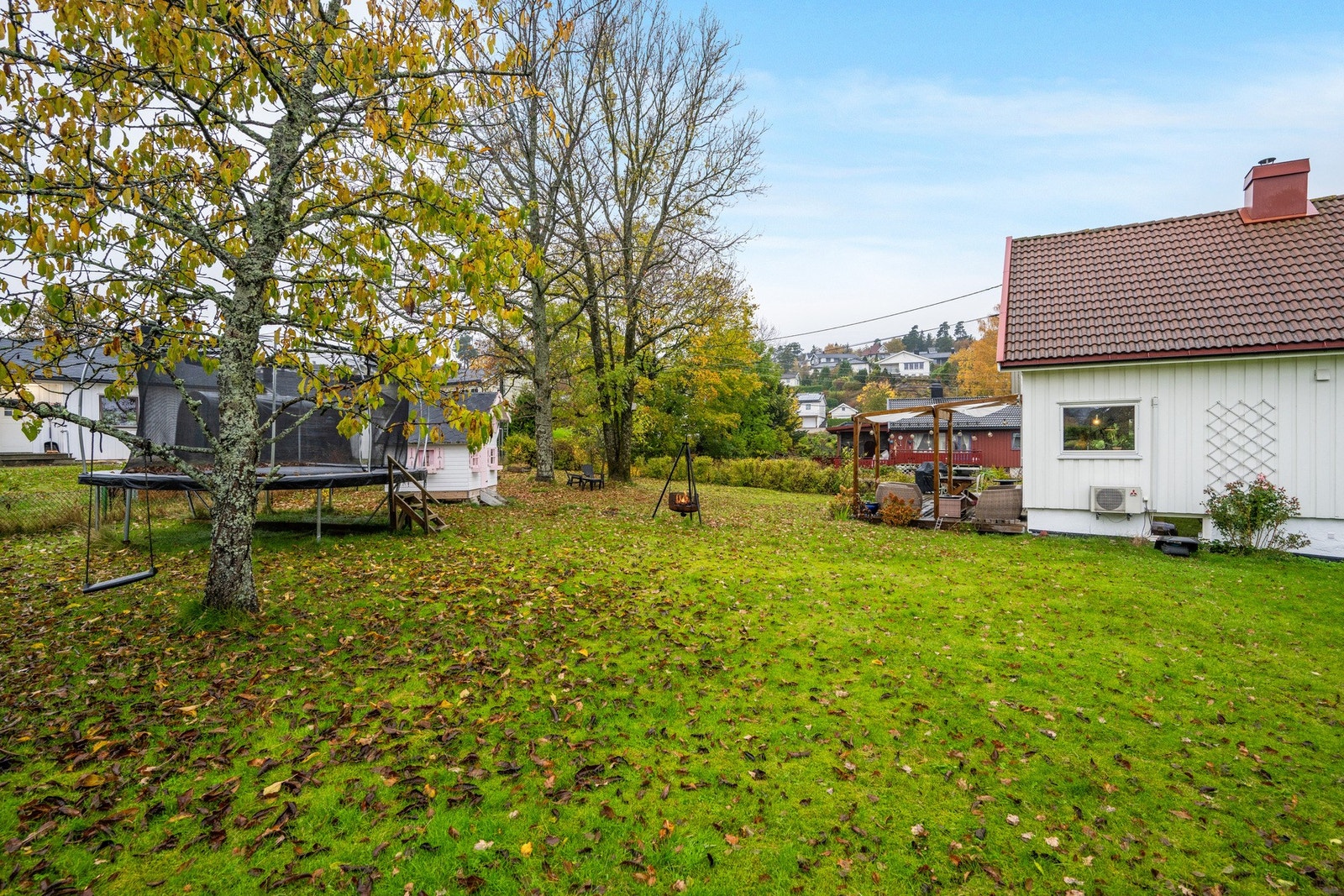 Tomten er på hele 1,5 mål og har sol fra morgen til kveld Galleribilde
