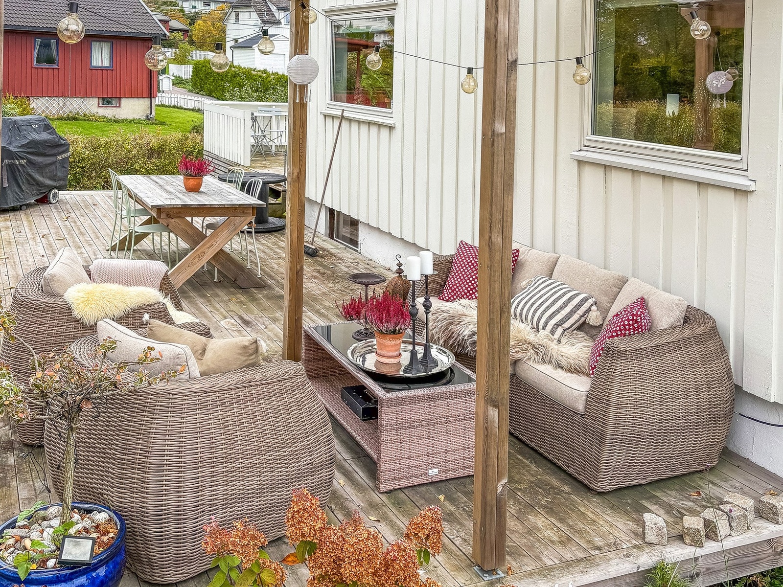 Terrassen fortsetter rundt hjørnet og over i en platting Galleribilde