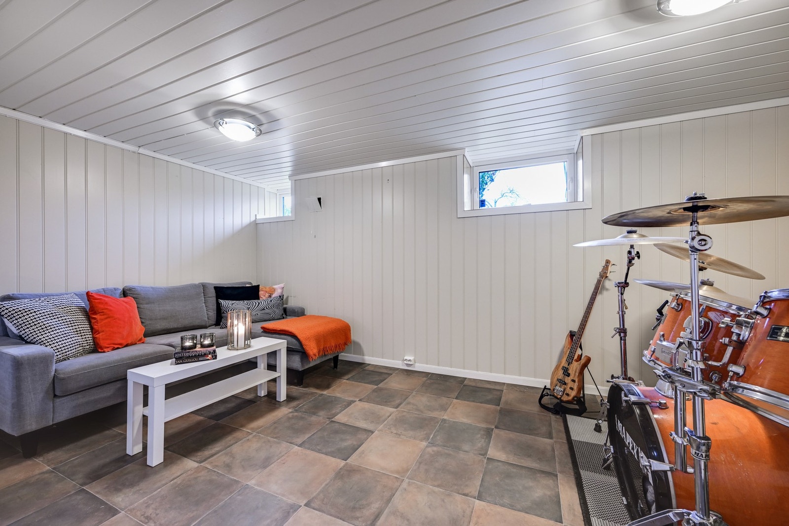 God plass for ungdommen i kjellerstue/filmrom - dog ikke godkjent som soverom Galleribilde