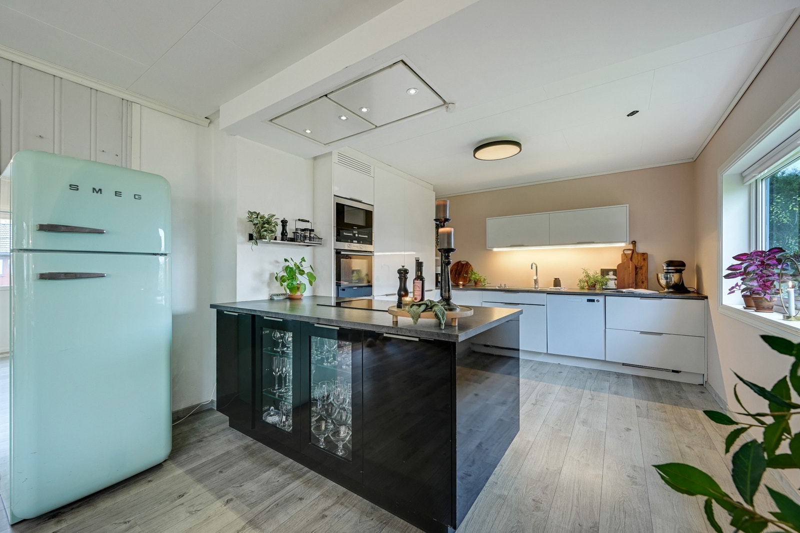 Stilig innredning i en kombinasjon av sort og lyst Galleribilde