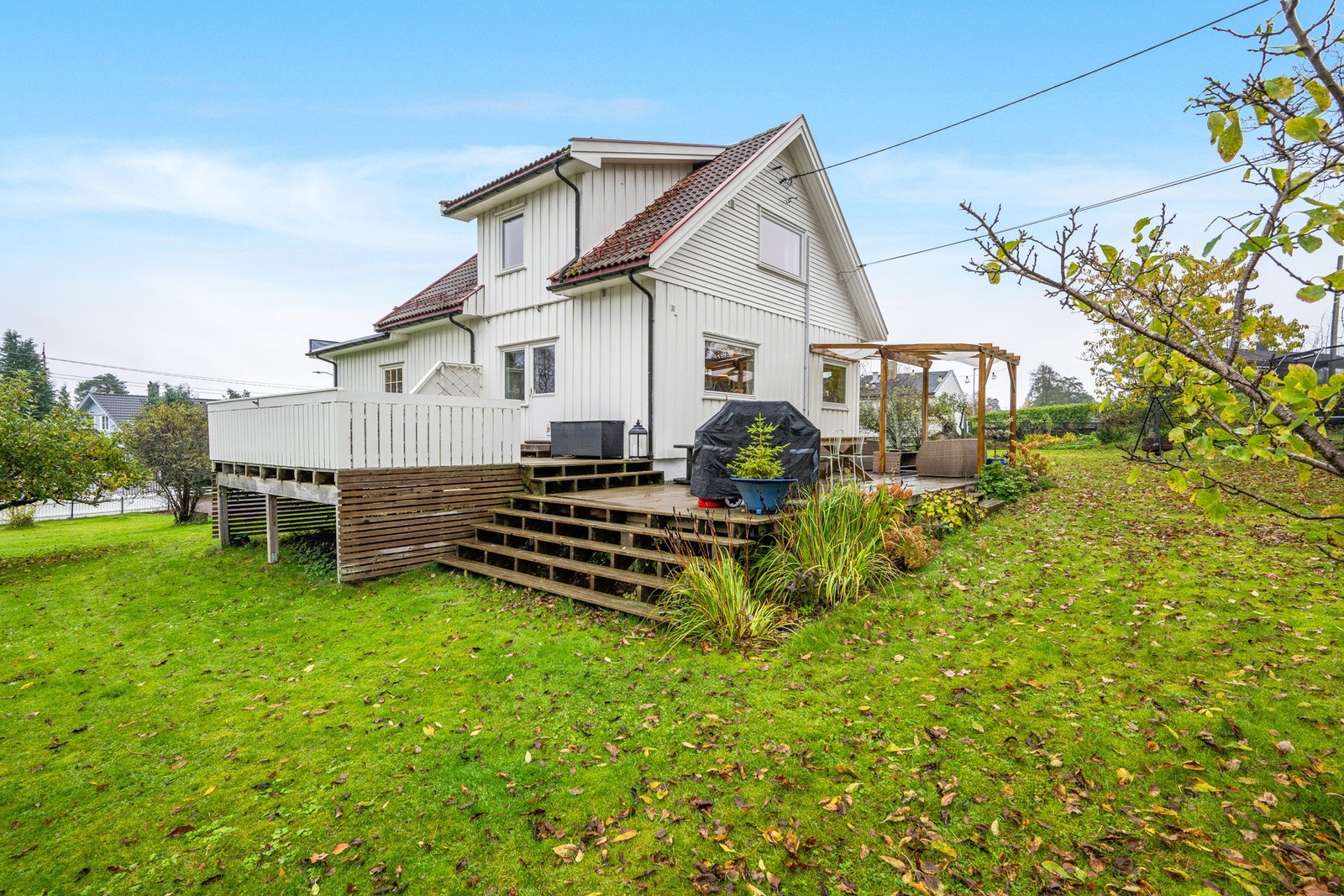 Her ser vi terrassen og plattingen fra utsiden Galleribilde