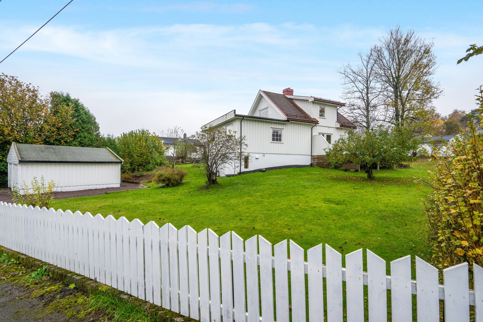 Den store tomten på 1,5 mål har sol fra morgen til kveld Galleribilde