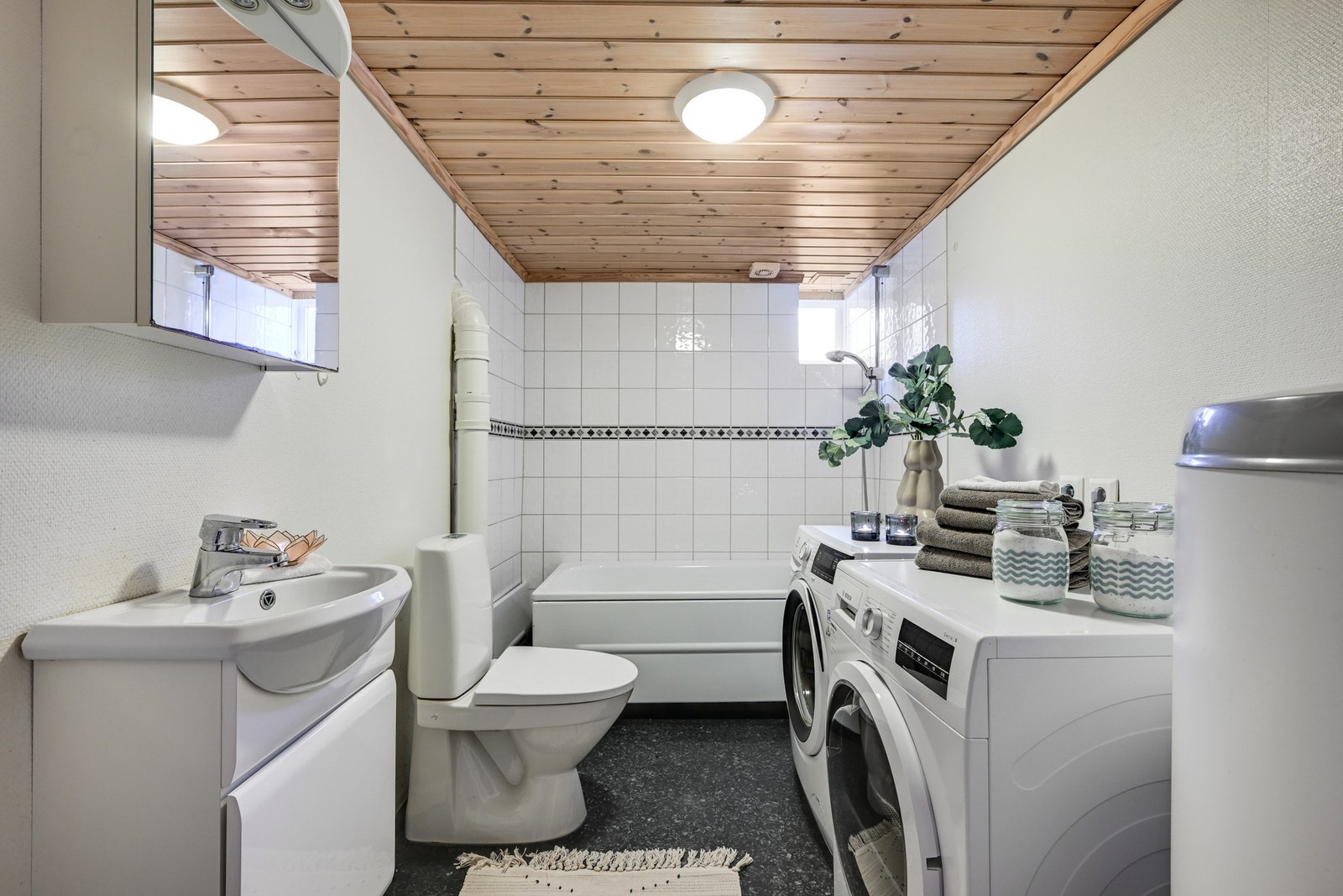 Boligen har to bad - her ser vi det kombinert badet/vaskerommet i underetasjen Galleribilde