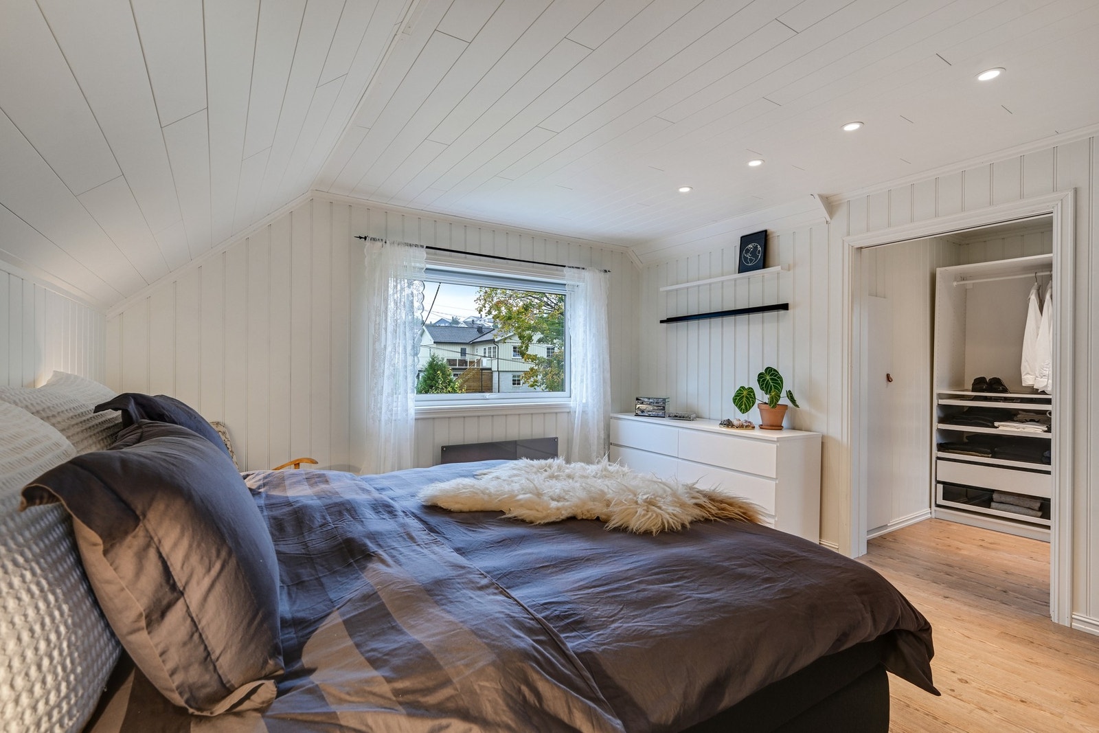 Dette soverommet har i tillegg eget garderoberom Galleribilde