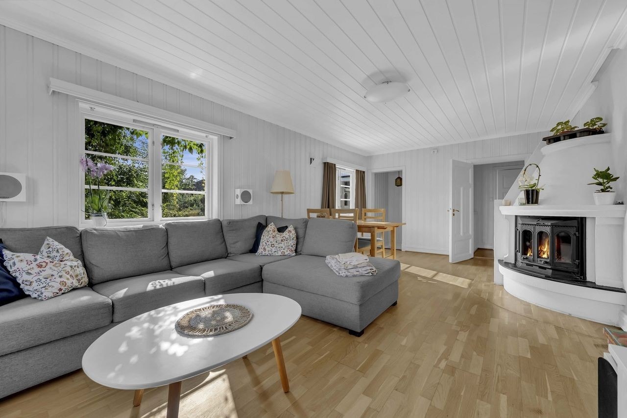 Stuen er enkel å møblere. God plass til sofagrupper, spisebord, vitrineskap mm. Galleribilde