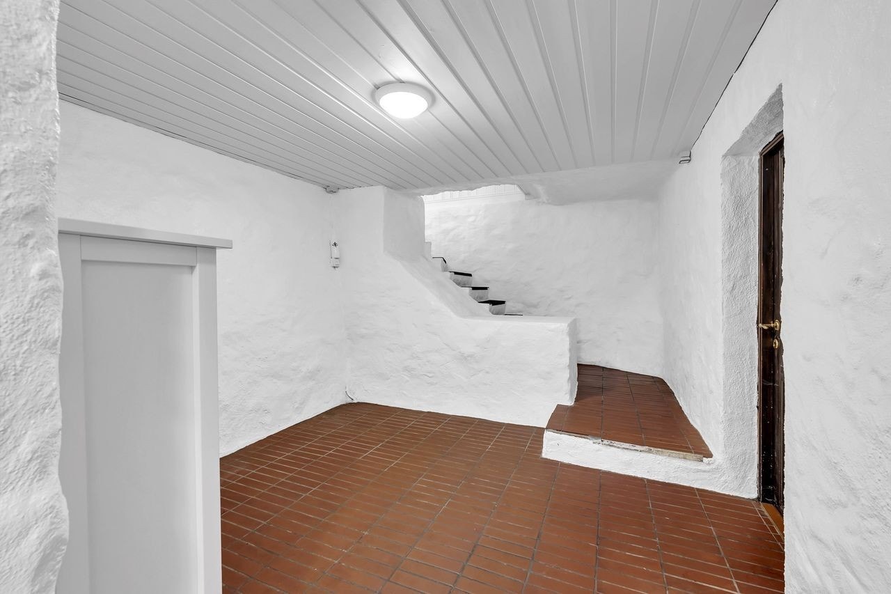 Hall med flislagte gulv Galleribilde