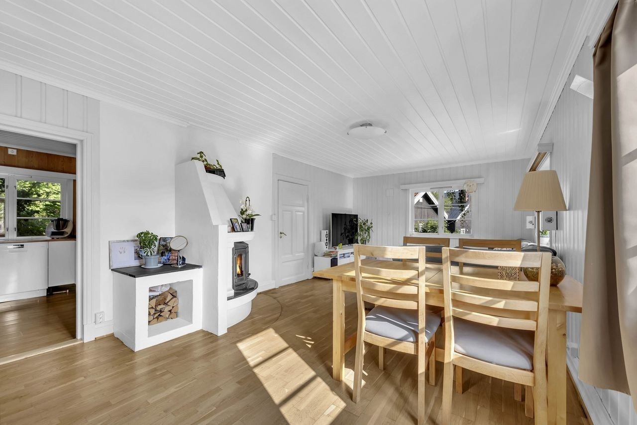 Stor og lys stue med peis i sentrum Galleribilde