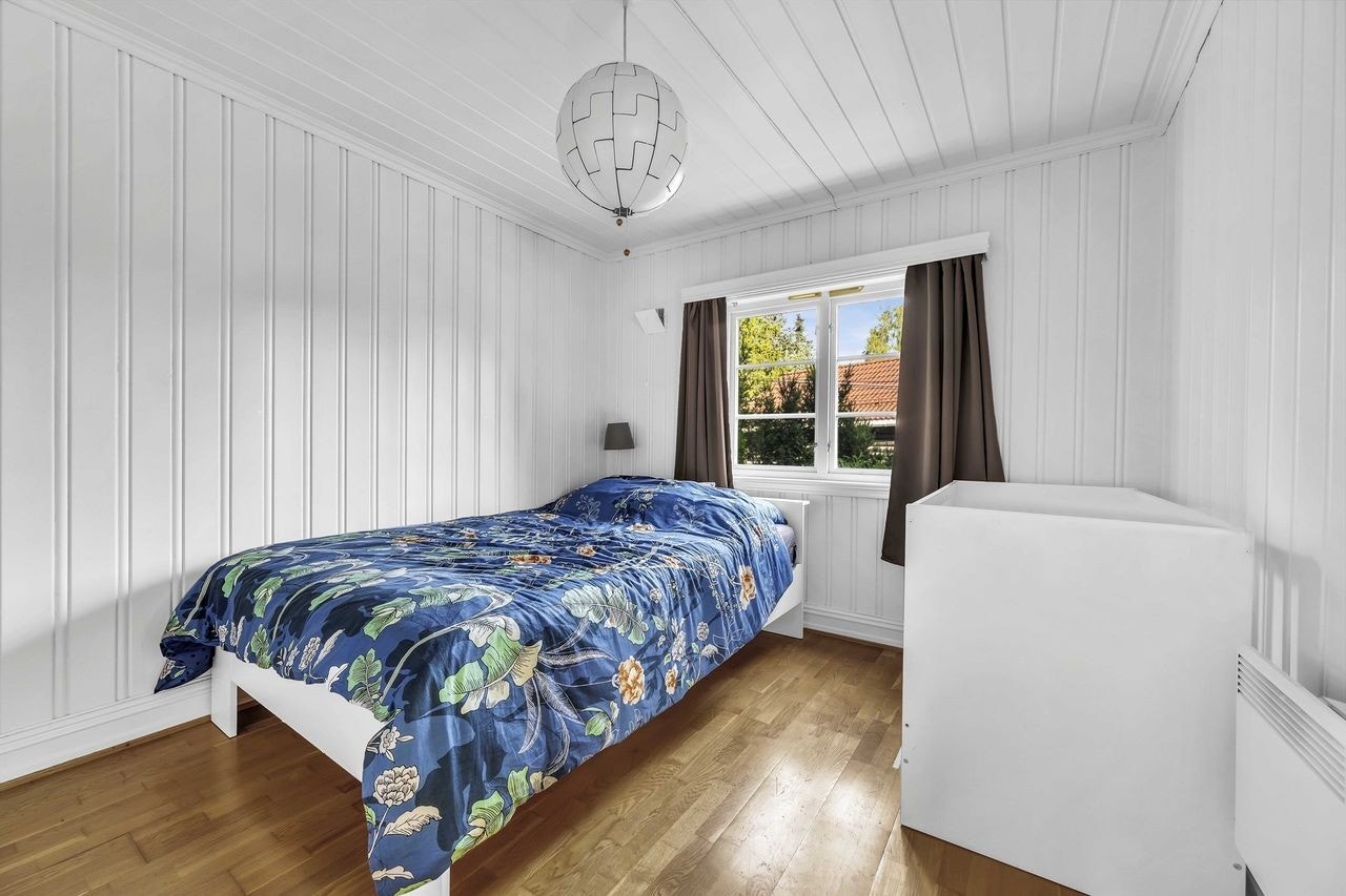 Lyst og romslig soverom Galleribilde