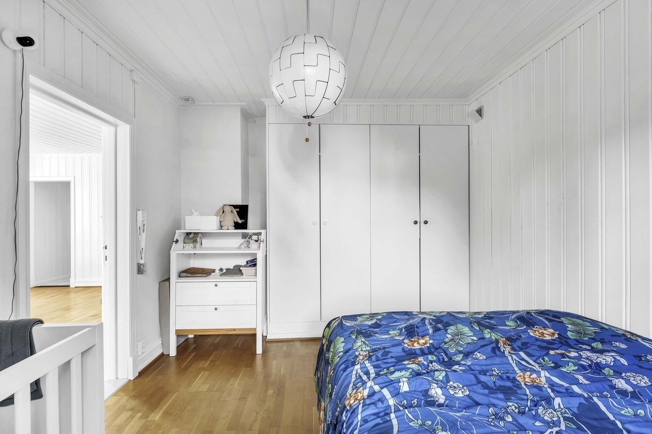 Soverommet har god plass til stor seng. Soverommet er innredet med innebygde garderobeløsninger Galleribilde