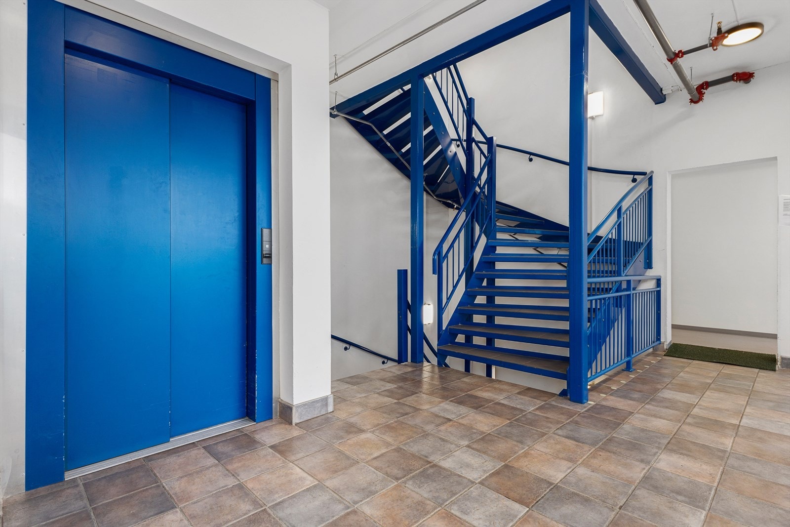 Det er heis i bygget for en mer lettvint hverdag. Stelte fellesområder som blir vasket av innleid firma. Galleribilde