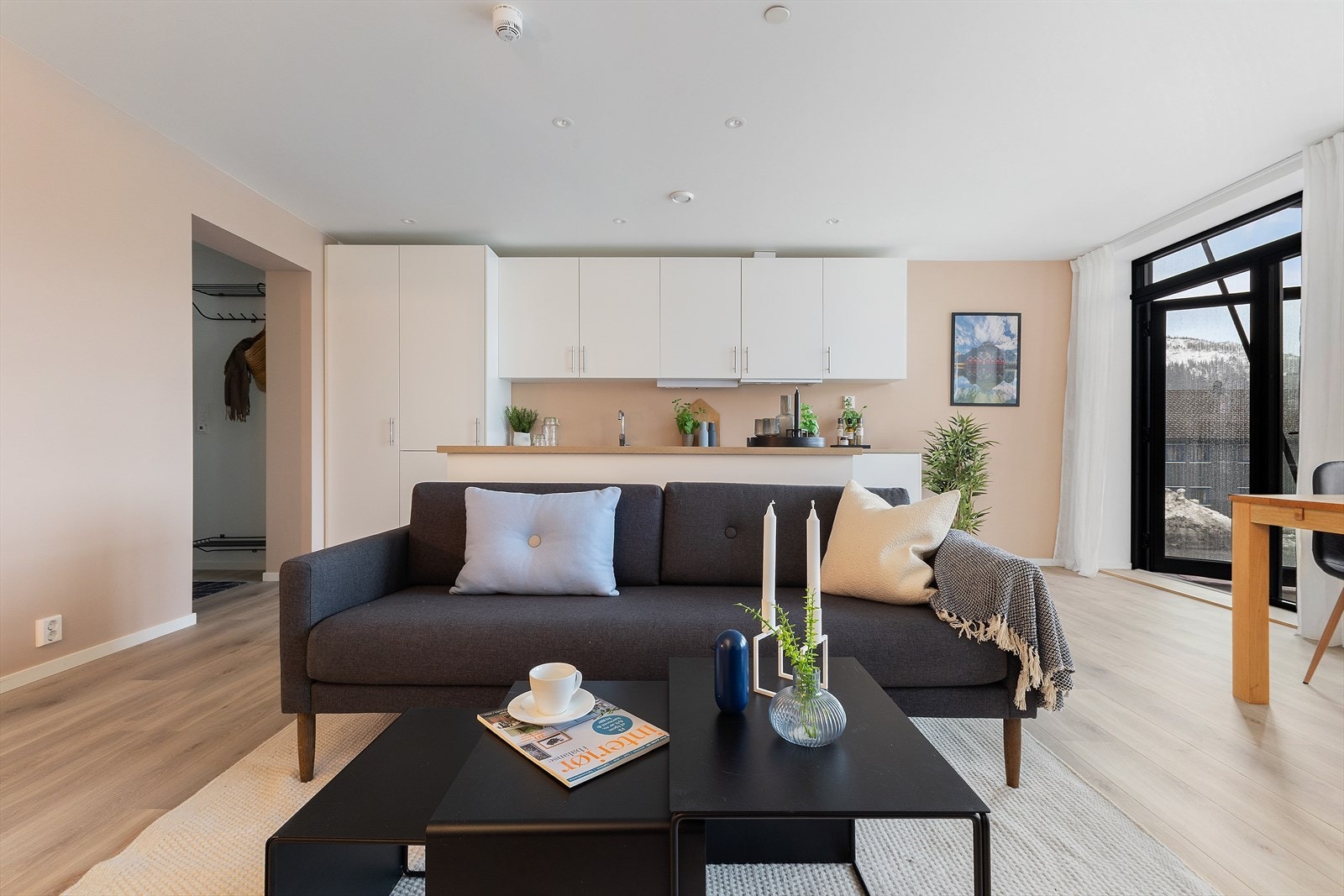 Velkommen til en lekker nyere leilighet sentralt beliggende på Mo. Galleribilde