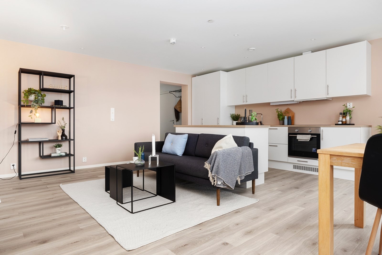 Gjennomgående lyse og moderne fargevalg, samt slette vegger og listefrie overganger. Galleribilde