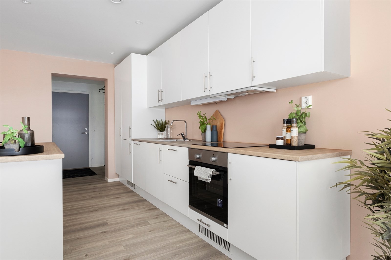 Det er uspesifisert parkering på borettslagets tomt. Galleribilde