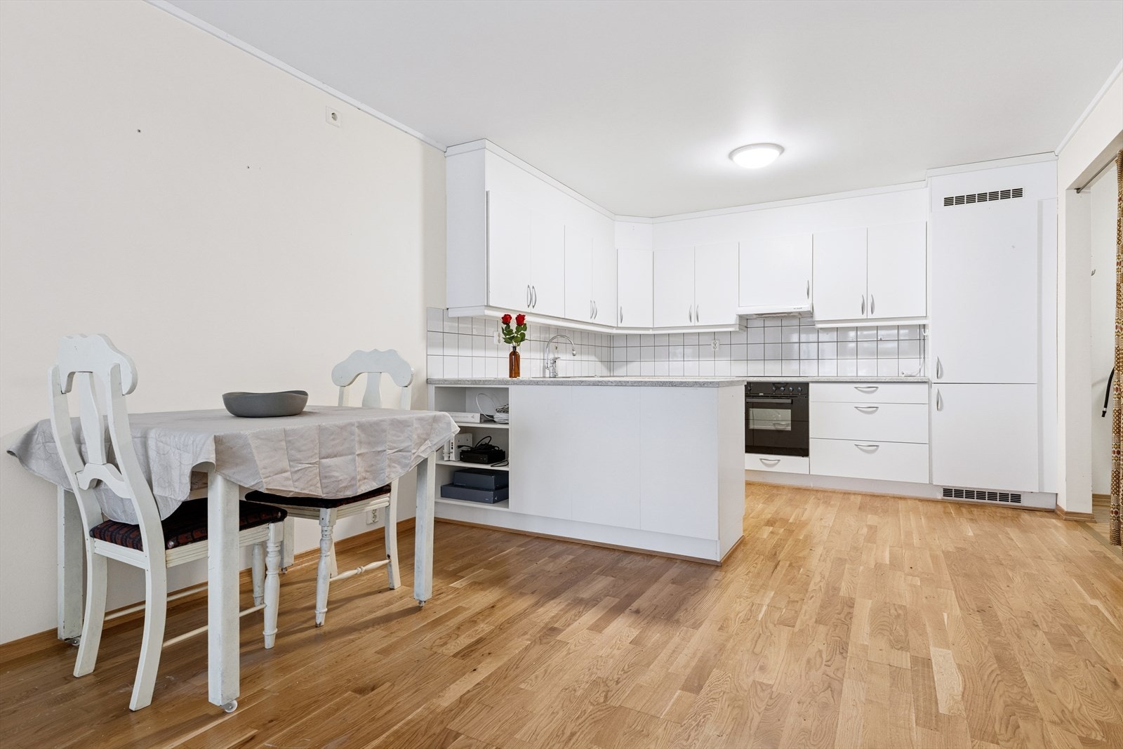 Leiligheten har plass til spisebord i den åpne stue/kjøkkenløsningen Galleribilde