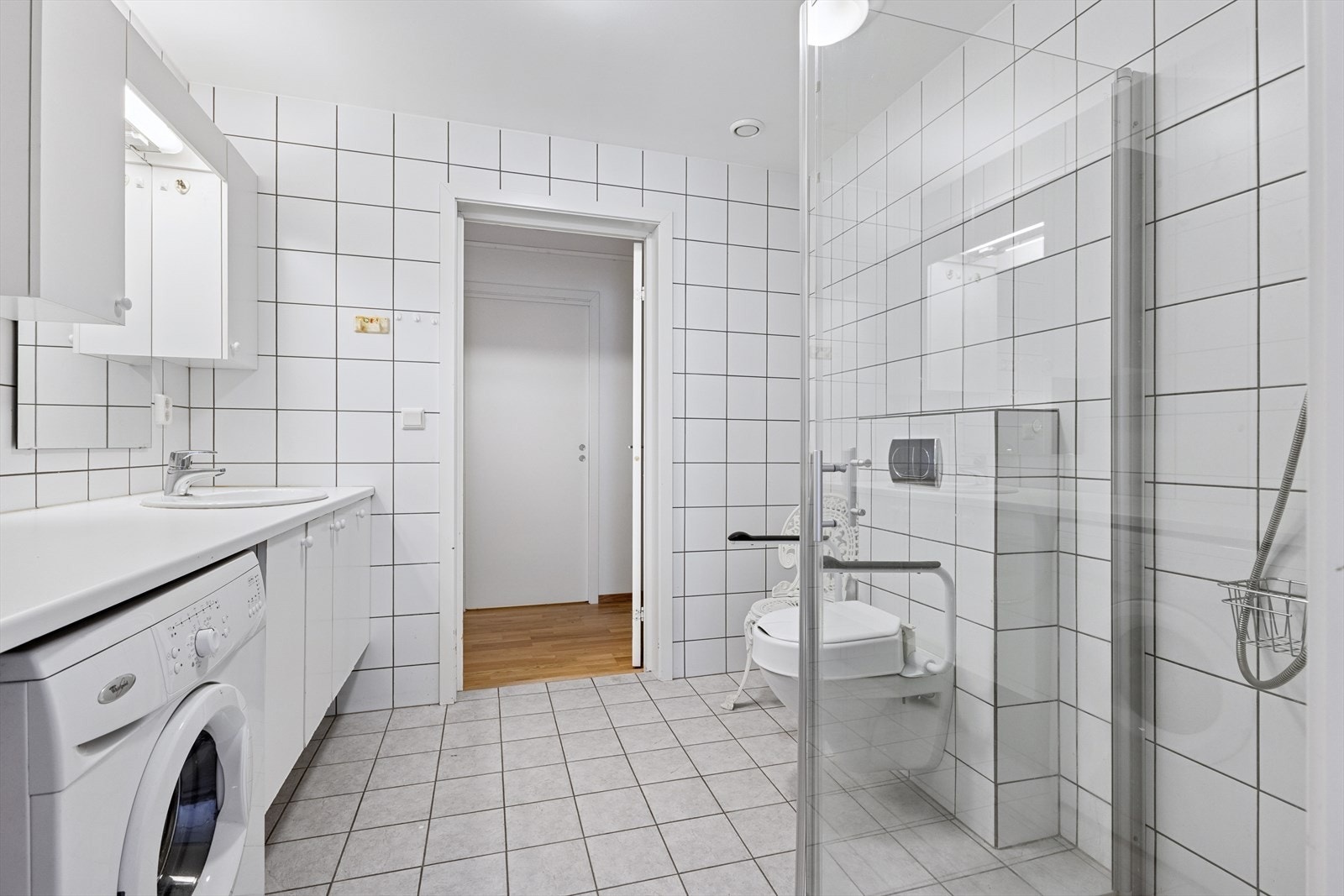 Man har adkomst til badet via soverommet og gangen Galleribilde