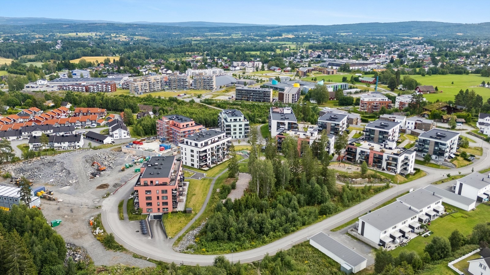 Råholtåsen ligger fint til på Råholt hvor du har ca. 10 min gange til togstasjonen. Galleribilde