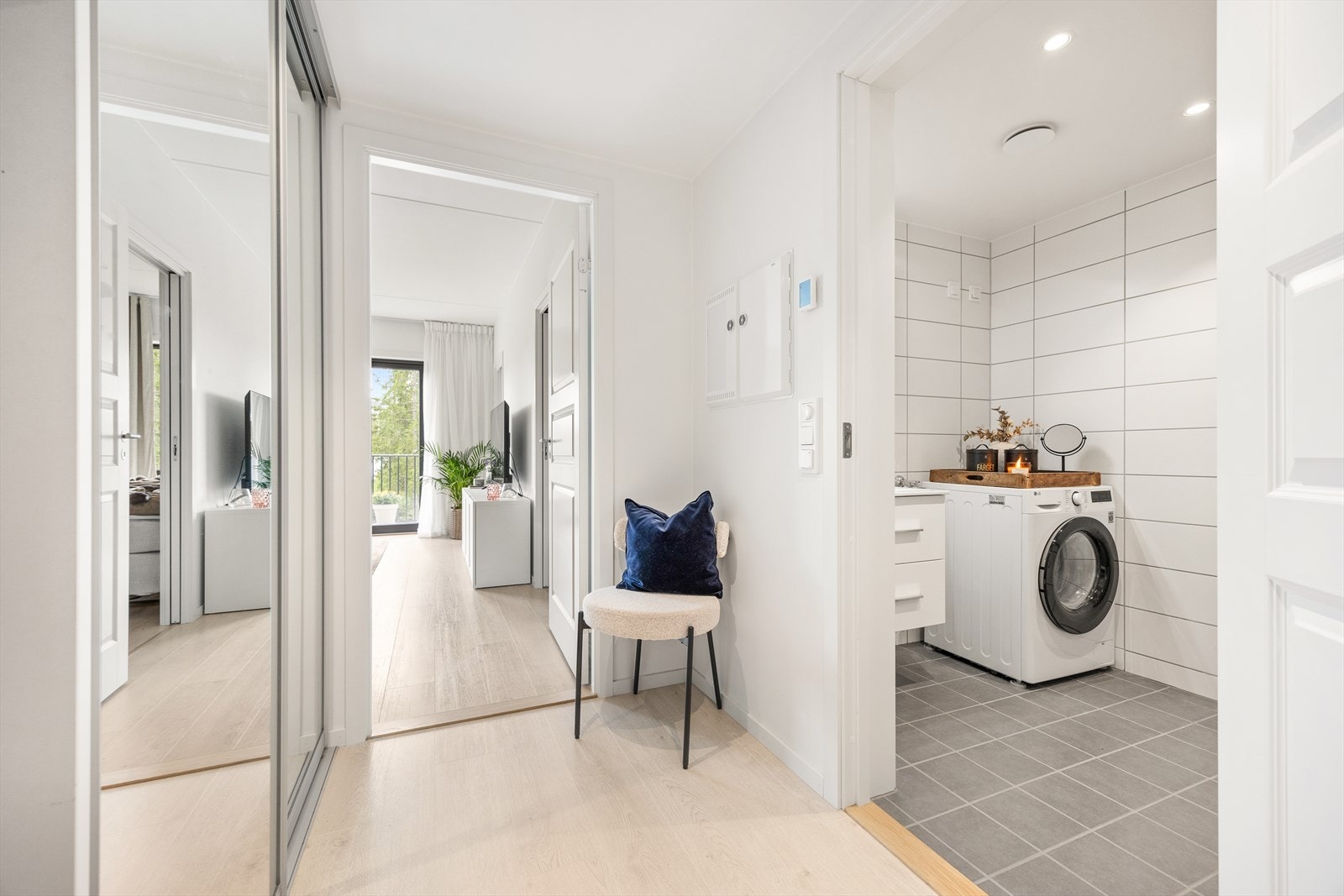 Entré med plass til yttertøy og enkel tilgang til både stue og bad. Galleribilde