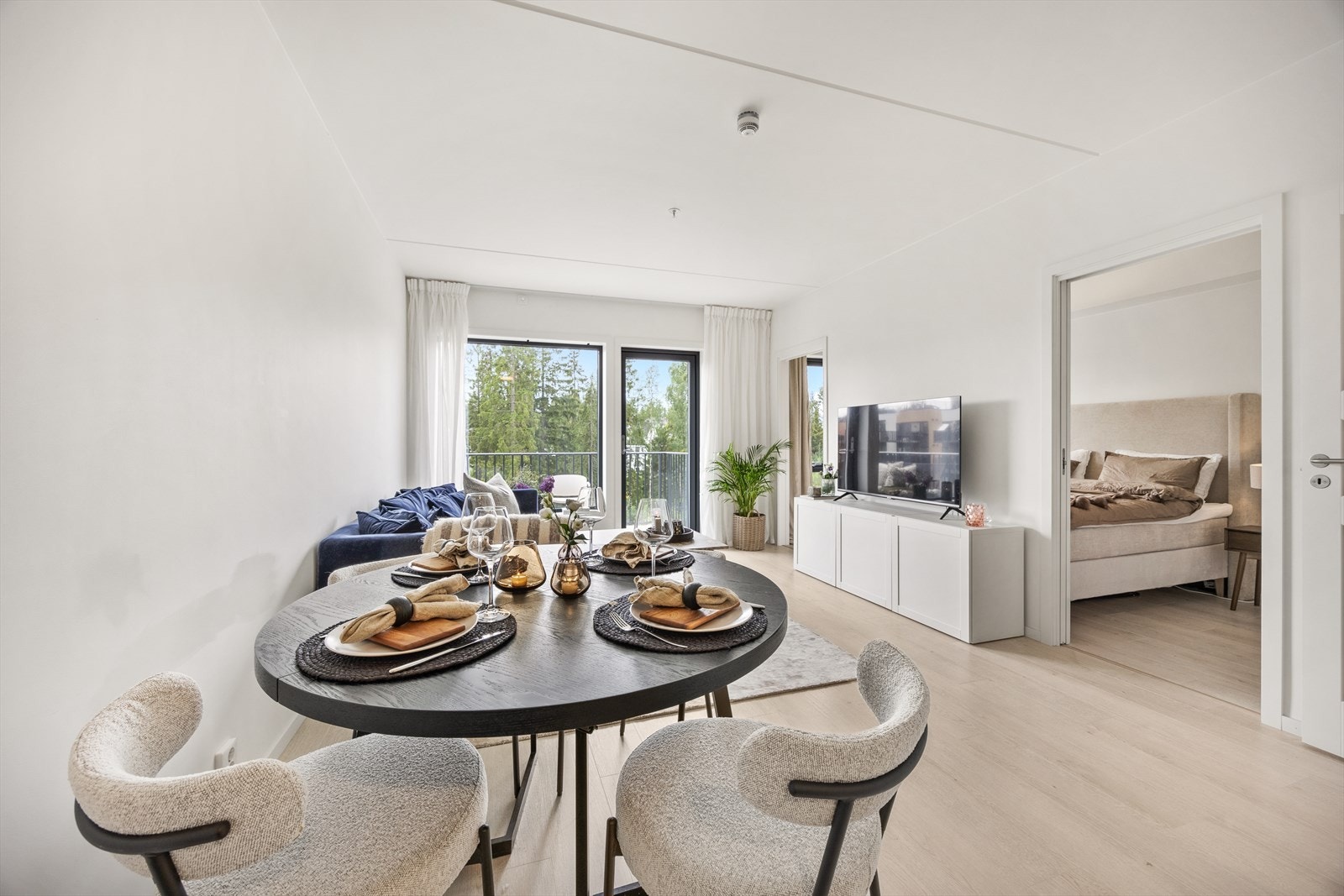 Stuen har direkte adkomst til både soverom og entré for optimal flyt. Galleribilde