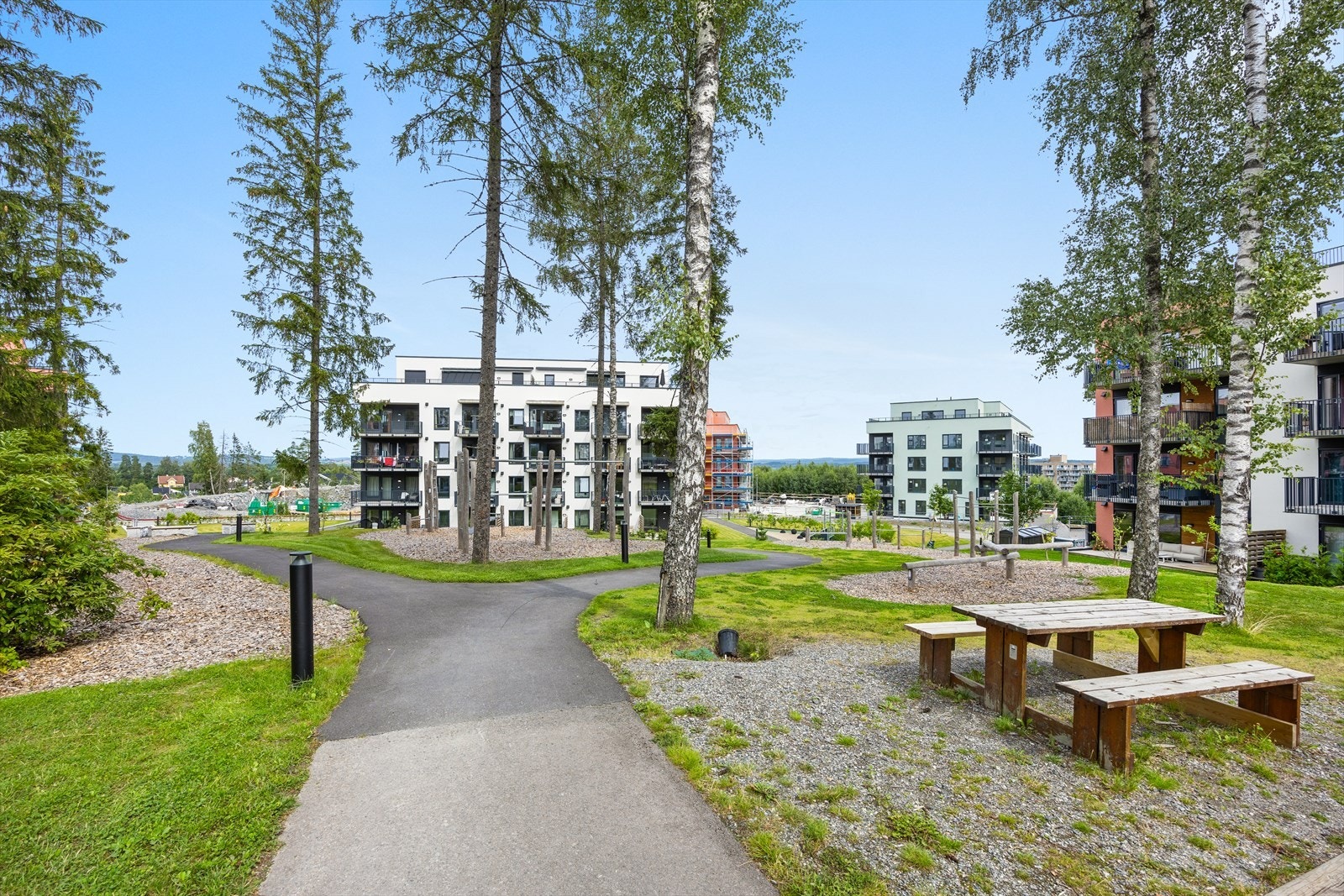 Sjarmerende grøntarealer med benker og bord gir mulighet for utendørs måltider og avslapning. Galleribilde