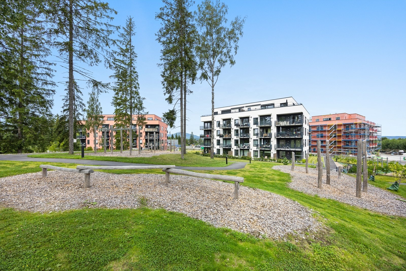 Innbydende uteområder med grønne lunger og lekeplass, perfekt for sosiale sammenkomster og rekreasjon. Galleribilde