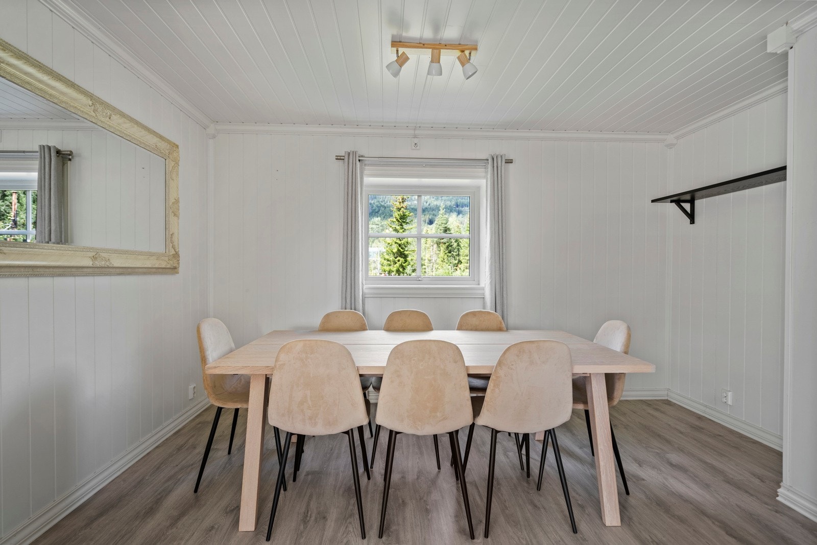 Spisestuen er naturlig tilknyttet stuen og er kun adskilt med en dobbeltdør med vindusflater. Galleribilde