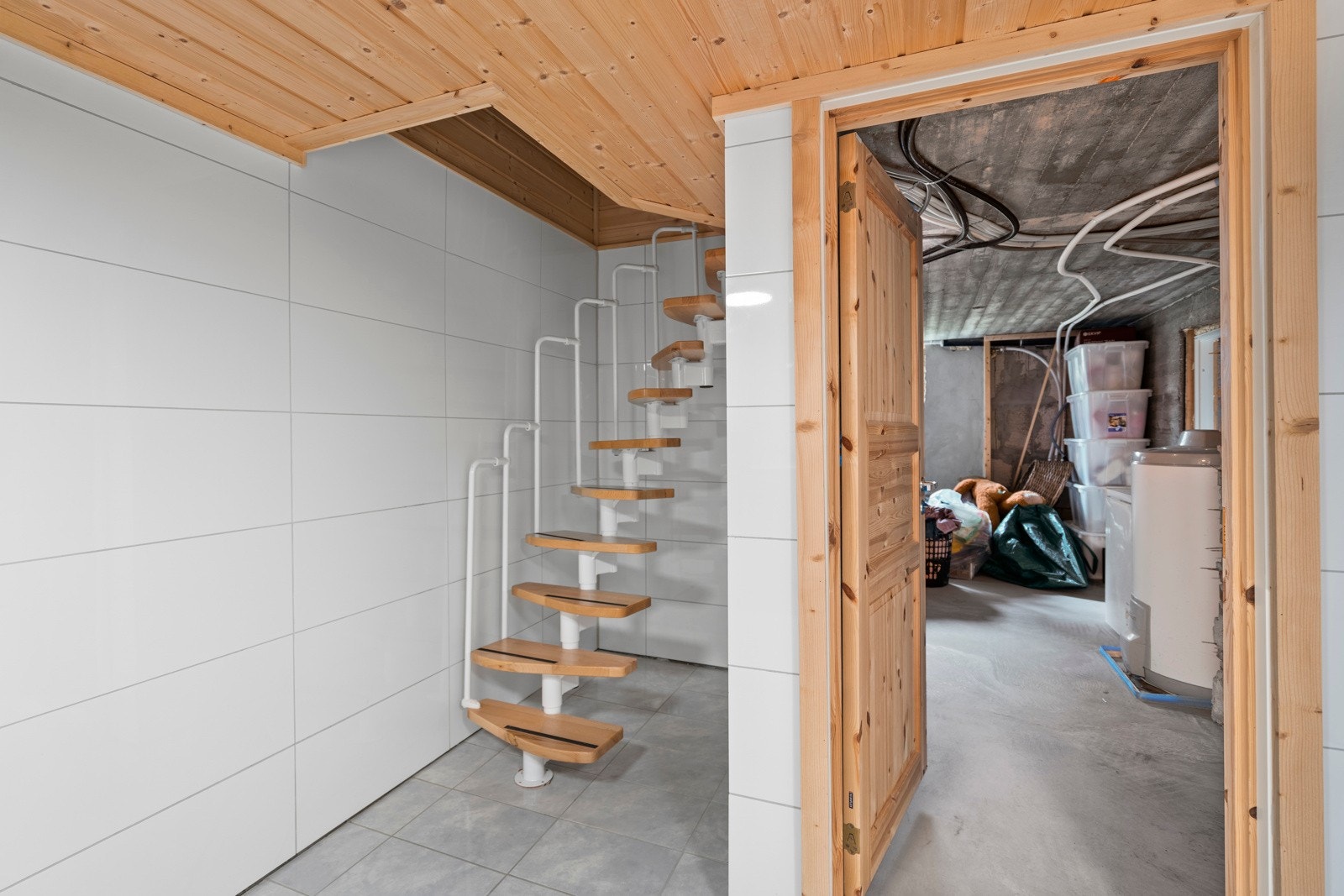 Ned i kjelleren har man flere lagerrom og en praktisk bad nr. 2/vaskerom Galleribilde
