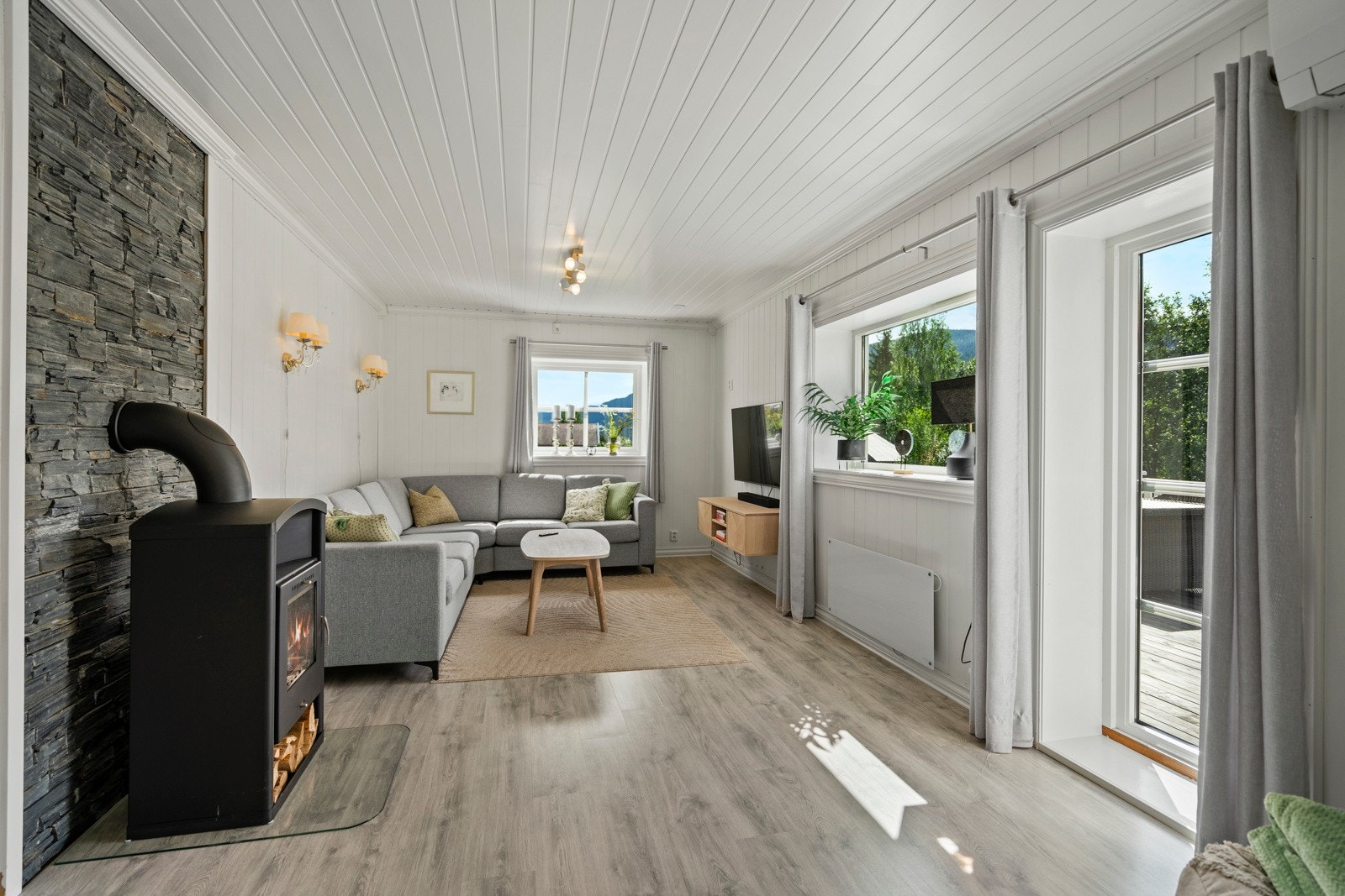 Fra stuen har man utgang til den solrike terrassen Galleribilde