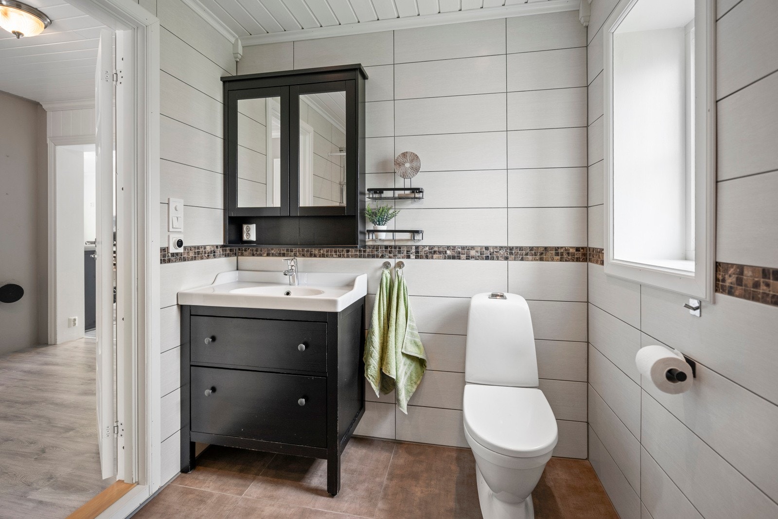 Helfliset bad med gulvvarme i 1. etasje. Galleribilde