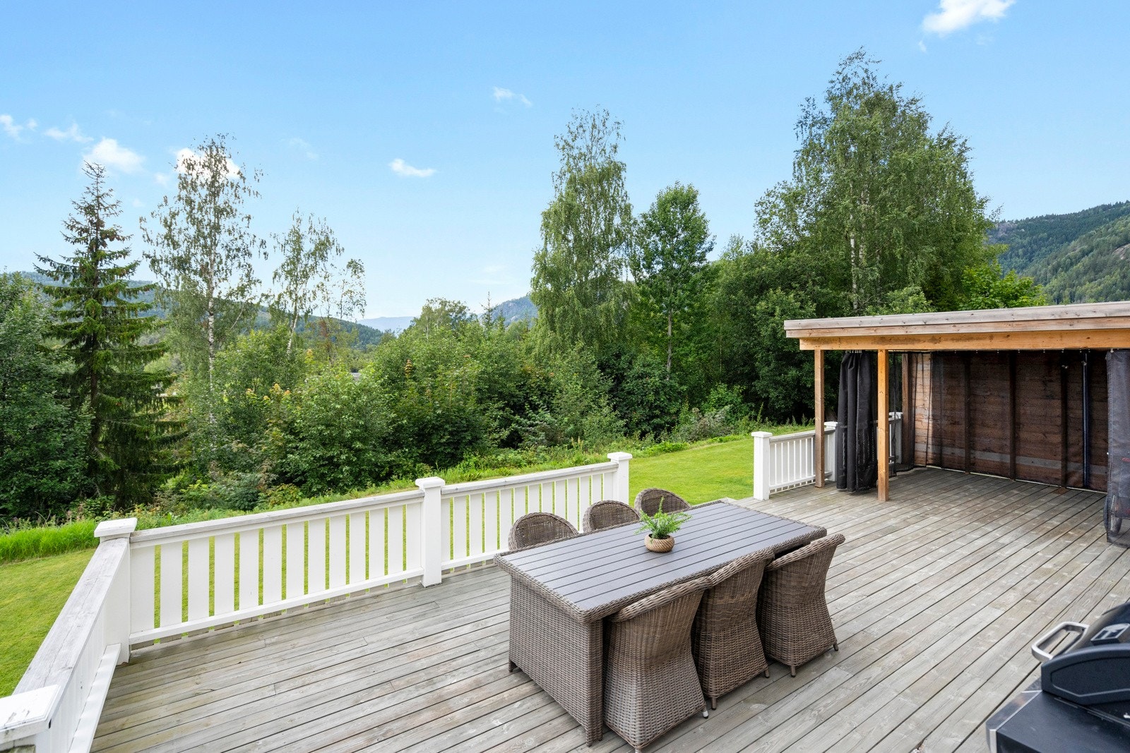 Ønsker man å trekke seg bort fra solen, eller i ly for regnet har man en praktisk pergola på terrassen. Galleribilde