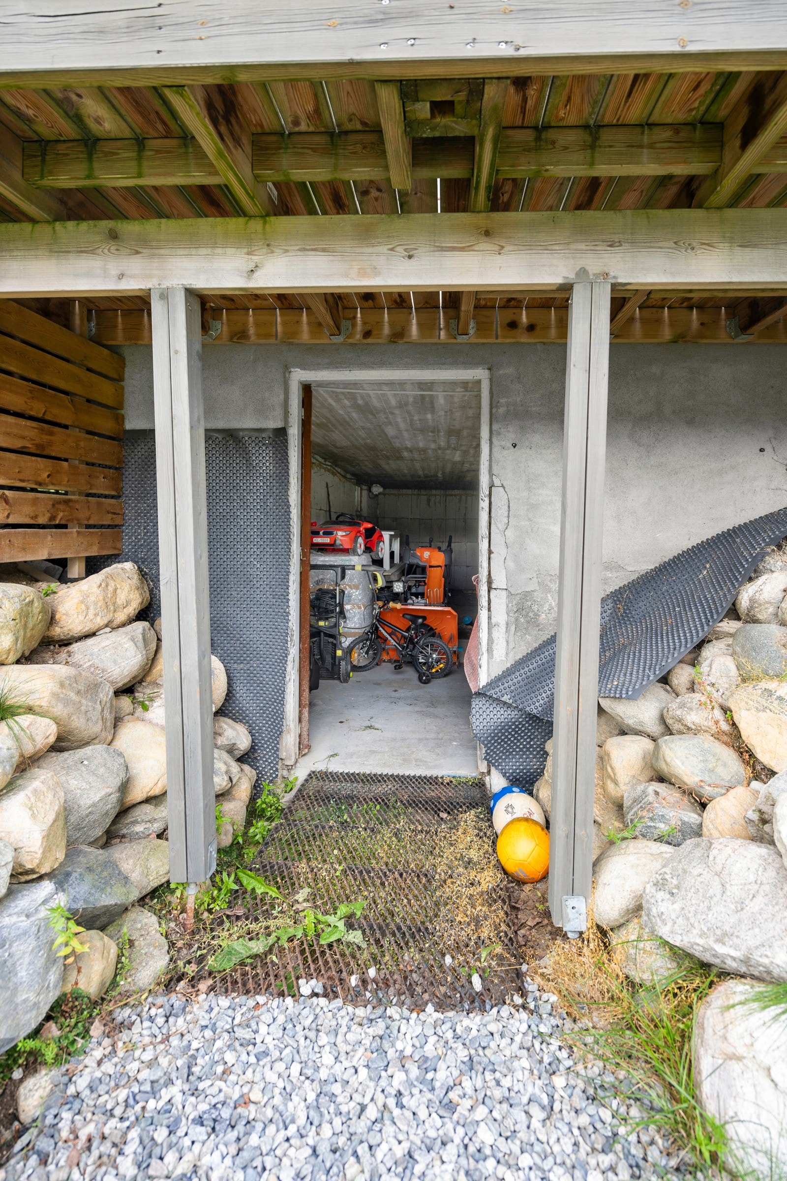Det er adkomst til kjeller både via innendørs spiraltrapp og fra utsiden. Galleribilde