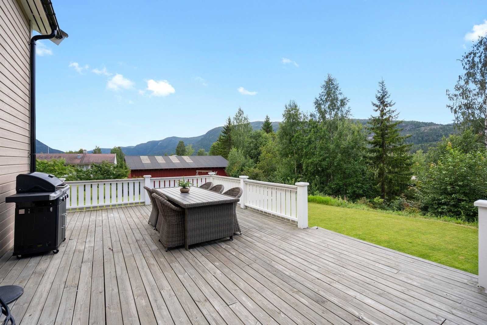 Stor og solrik terrasse med adgang direkte ut til hagen. Galleribilde