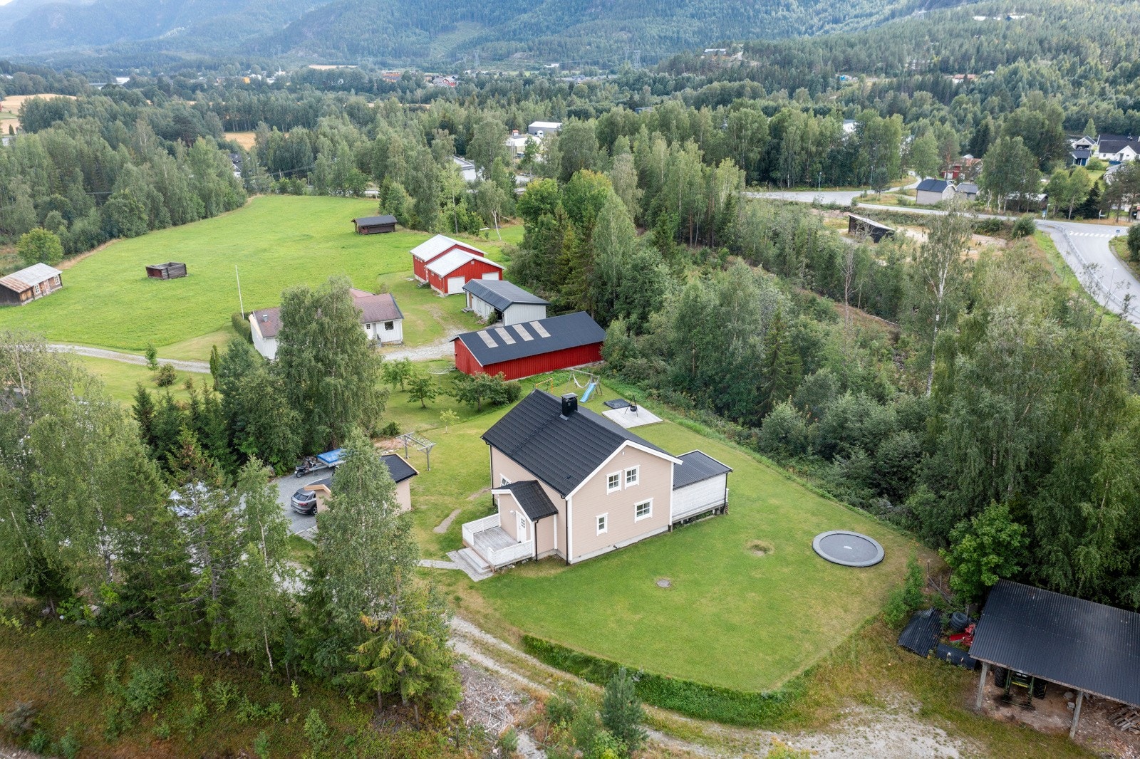 Boligen ligger kun 2,6 km fra Flå sentrum. Det er lyssatt gang og sykkelvei frem til den private veien til boligområdet. Galleribilde