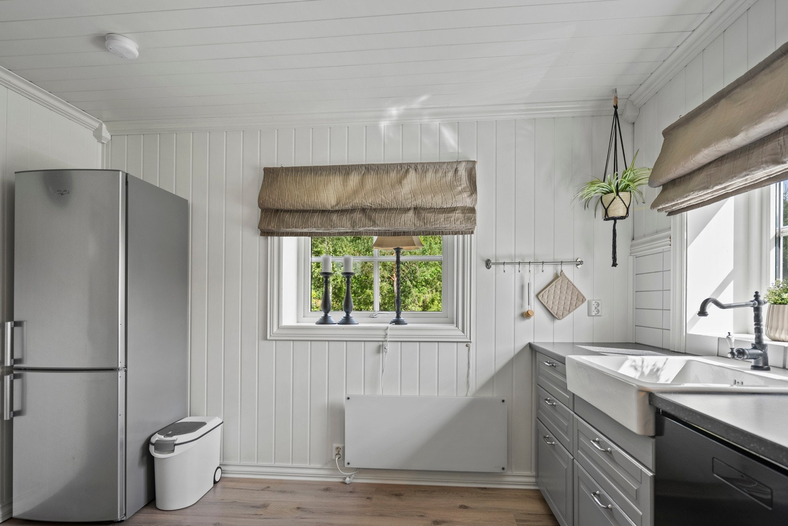 Det er også plass til spisebord på kjøkkenet. Galleribilde