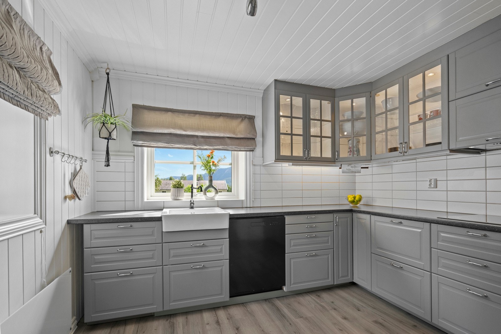 Kjøkkenet har godt med skapplass. Galleribilde