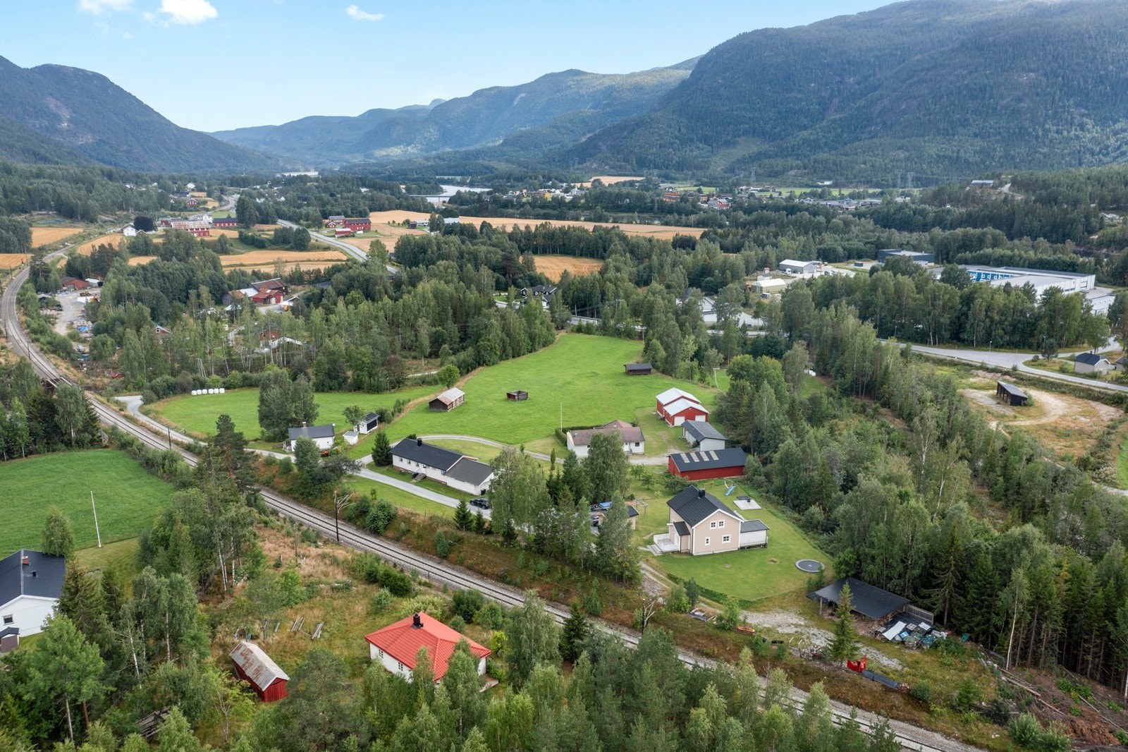 Boligen ligger i et solrikt område bestående av spredt boligbebyggelse og gårdsbruk. Galleribilde