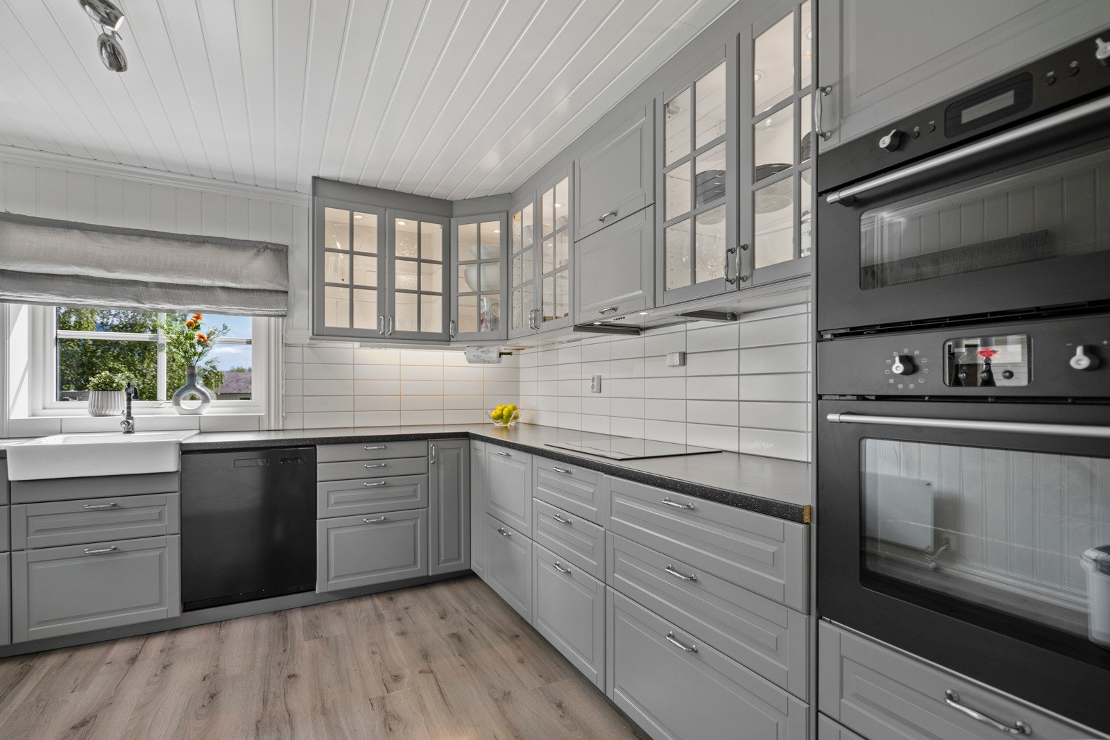 Moderne kjøkkeninnredning med integrerte hvitevarer og tidsriktige farger. Galleribilde