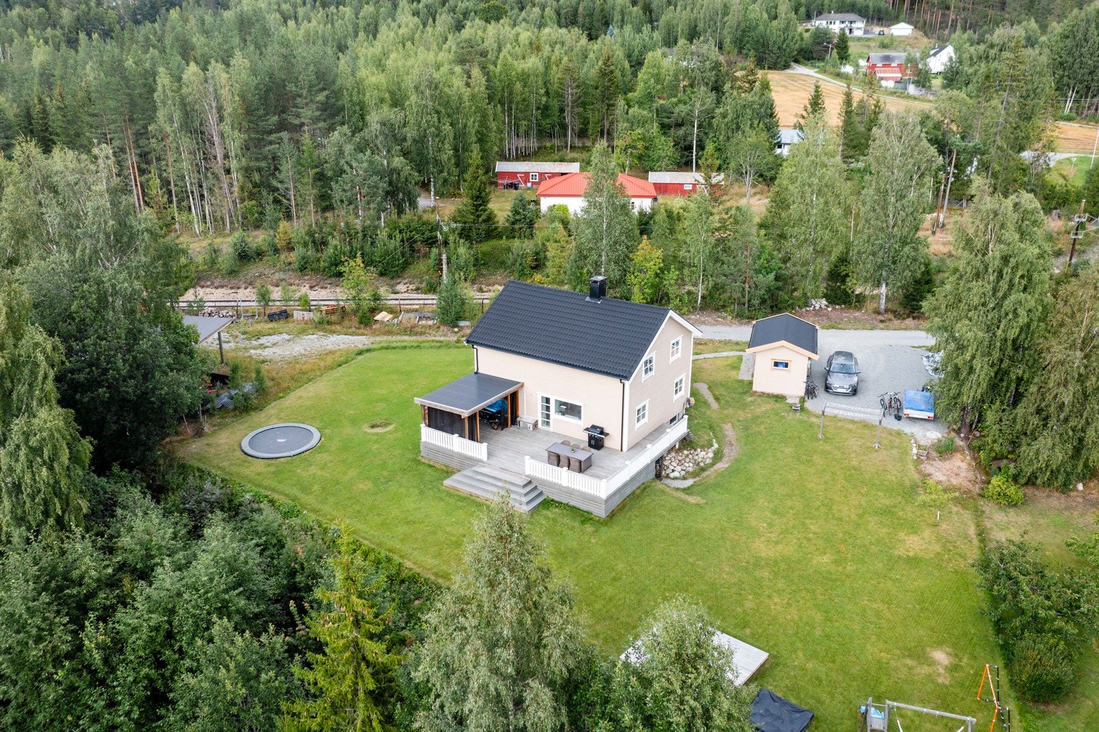 Eneboligen ligger innerst i en blindvei, med kun et redskap/lagerbygg på innsiden. Galleribilde