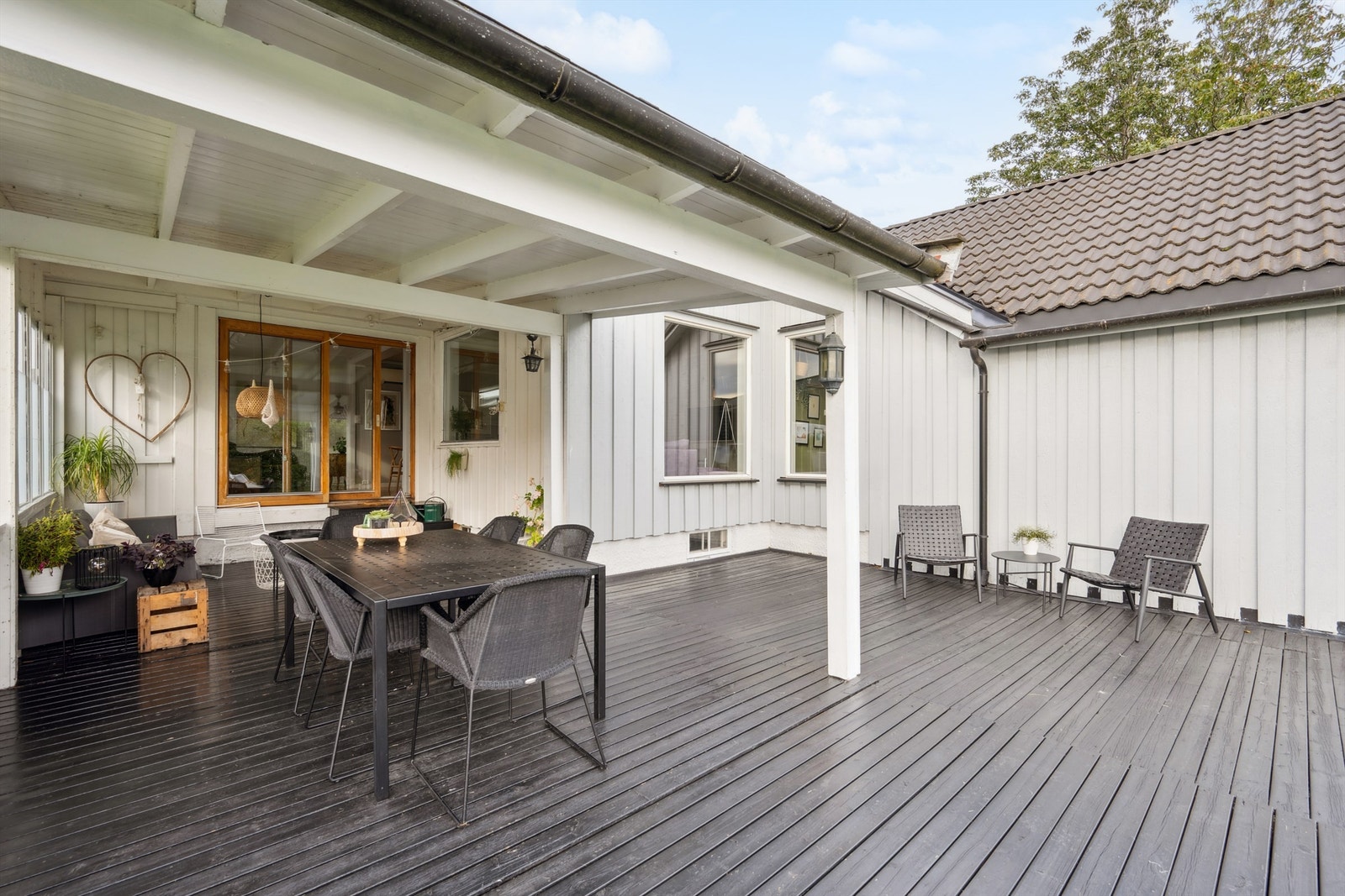 Terrassen på 47m² er delvis overbygget, noe som forlenger utendørssesongen. Galleribilde